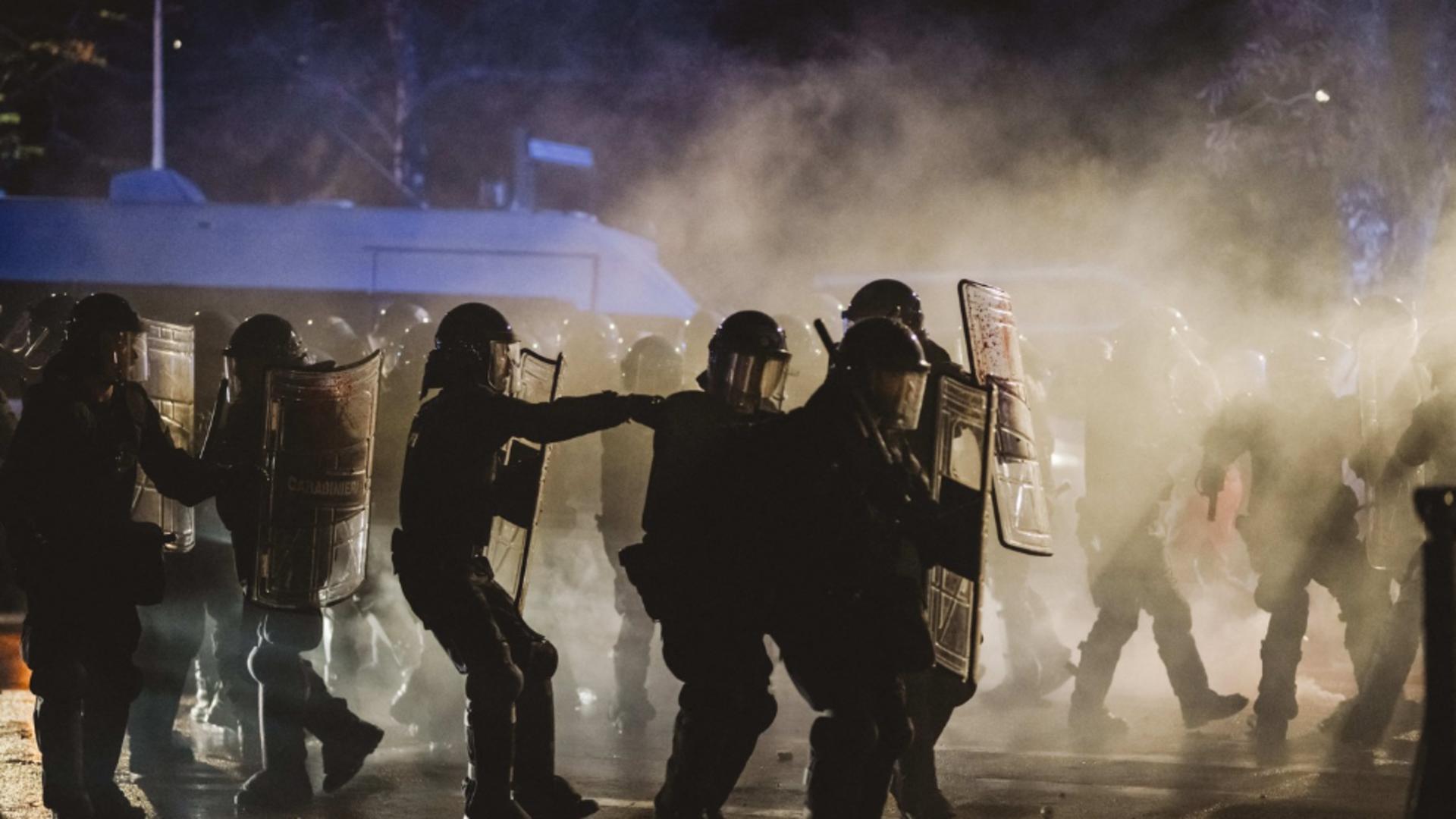 Poliția a folosit inclusiv gaze lacrimogene (foto: Profimedia) 