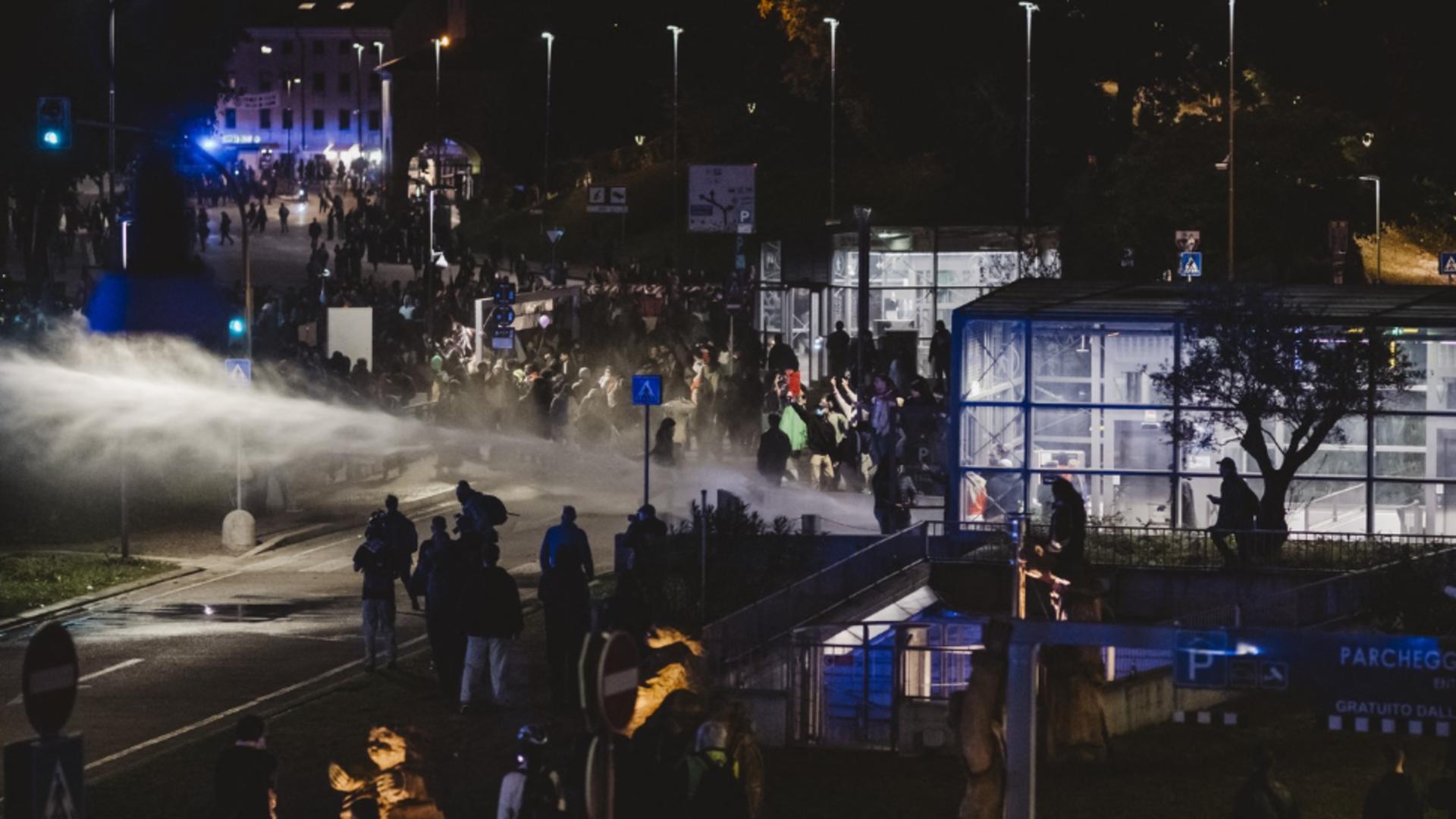 Lupte de stradă înaintea meciului de fotbal Italia - Israel, forțele de ordine au intervenit în forță - VIDEO