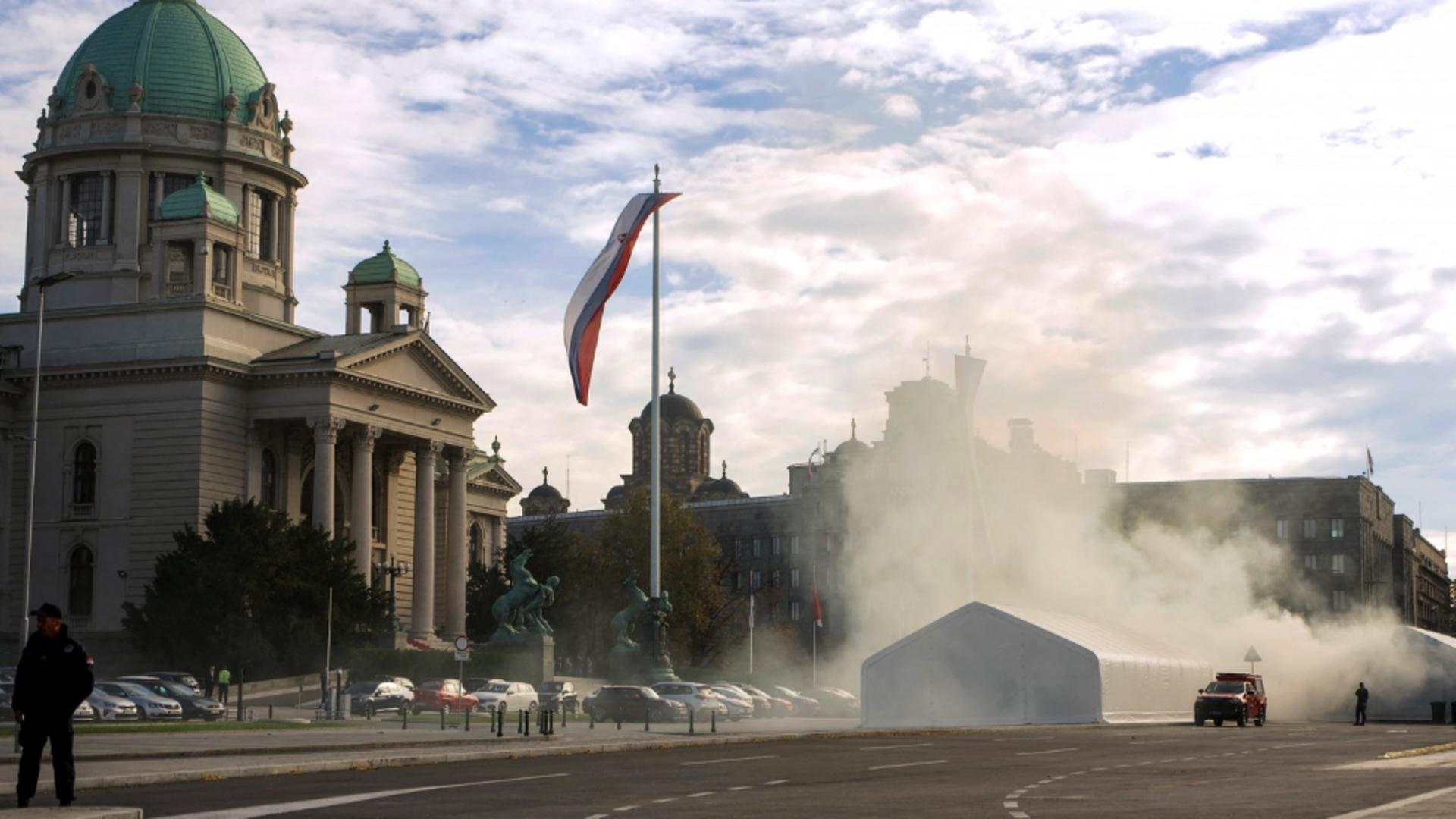 Focuri de armă în fața Parlamentului Serbiei. Foto: Profimedia