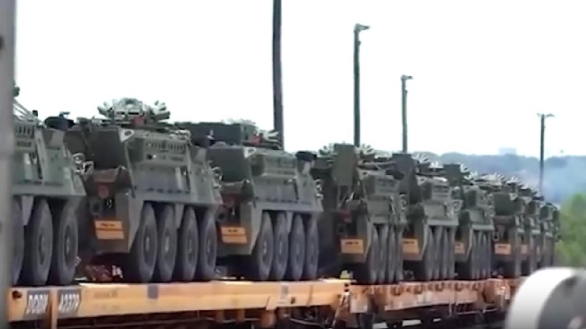 Tren care transporta marfă militară, deraiat după o explozie