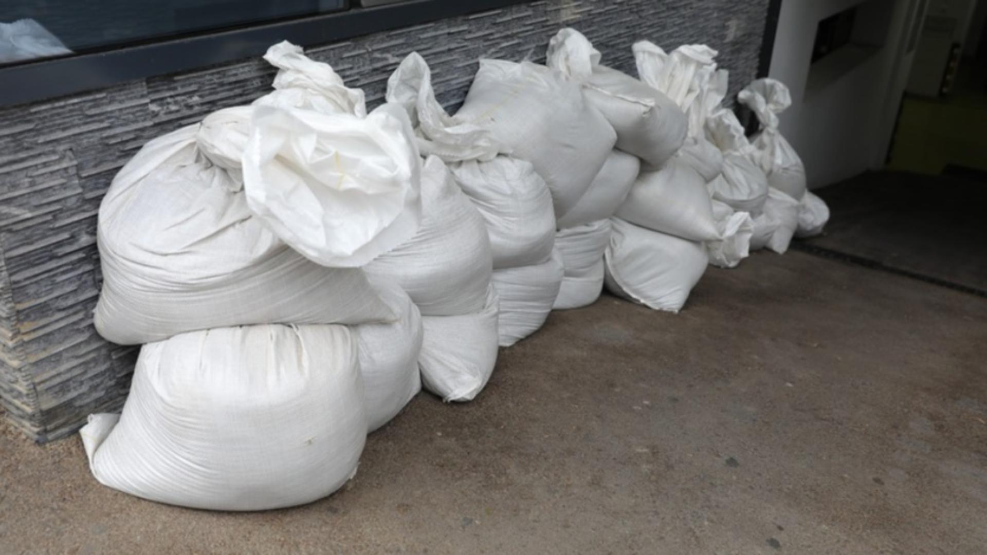 Reacția Primăriei Constanța, după ce mai saci cu nisip au fost furaţi. FOTO: News