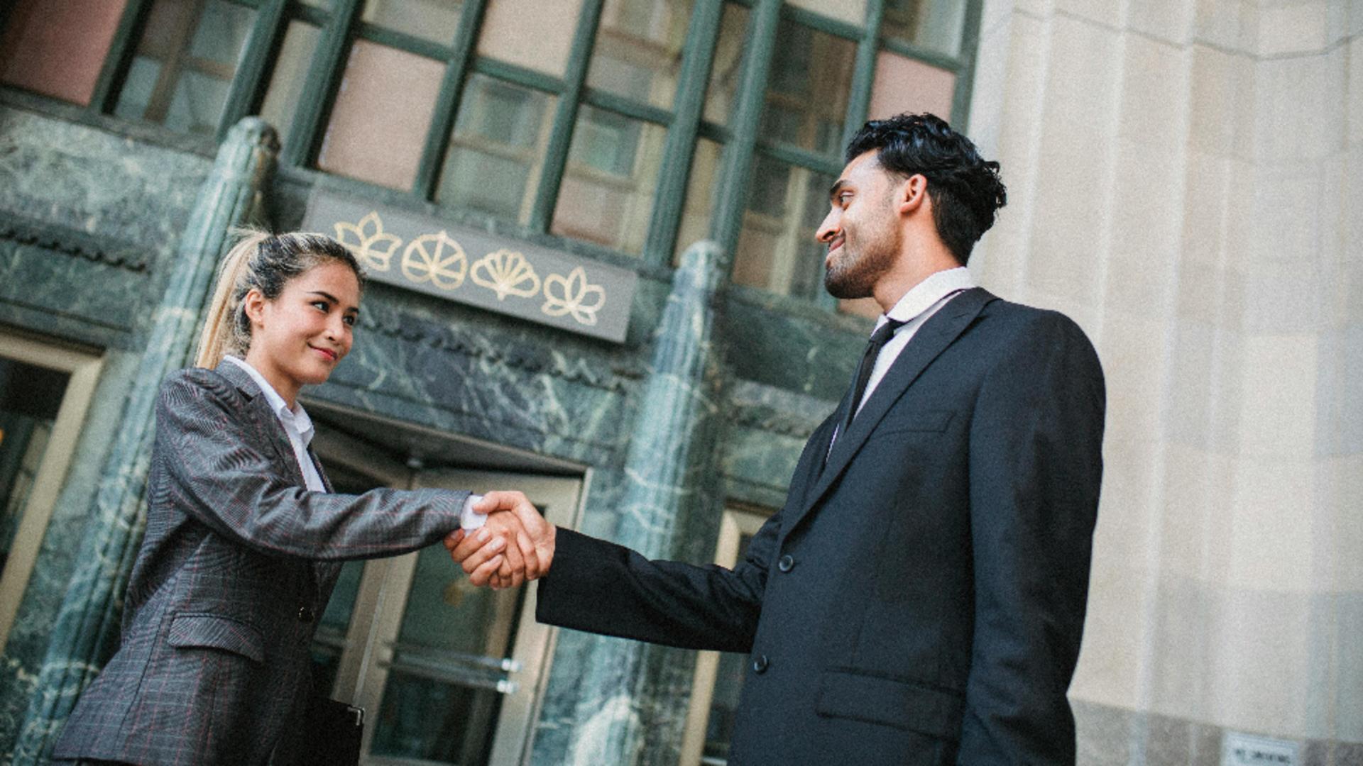 Cine salută primul, bărbatul sau femeia? Ce spune codul bunelor maniere?