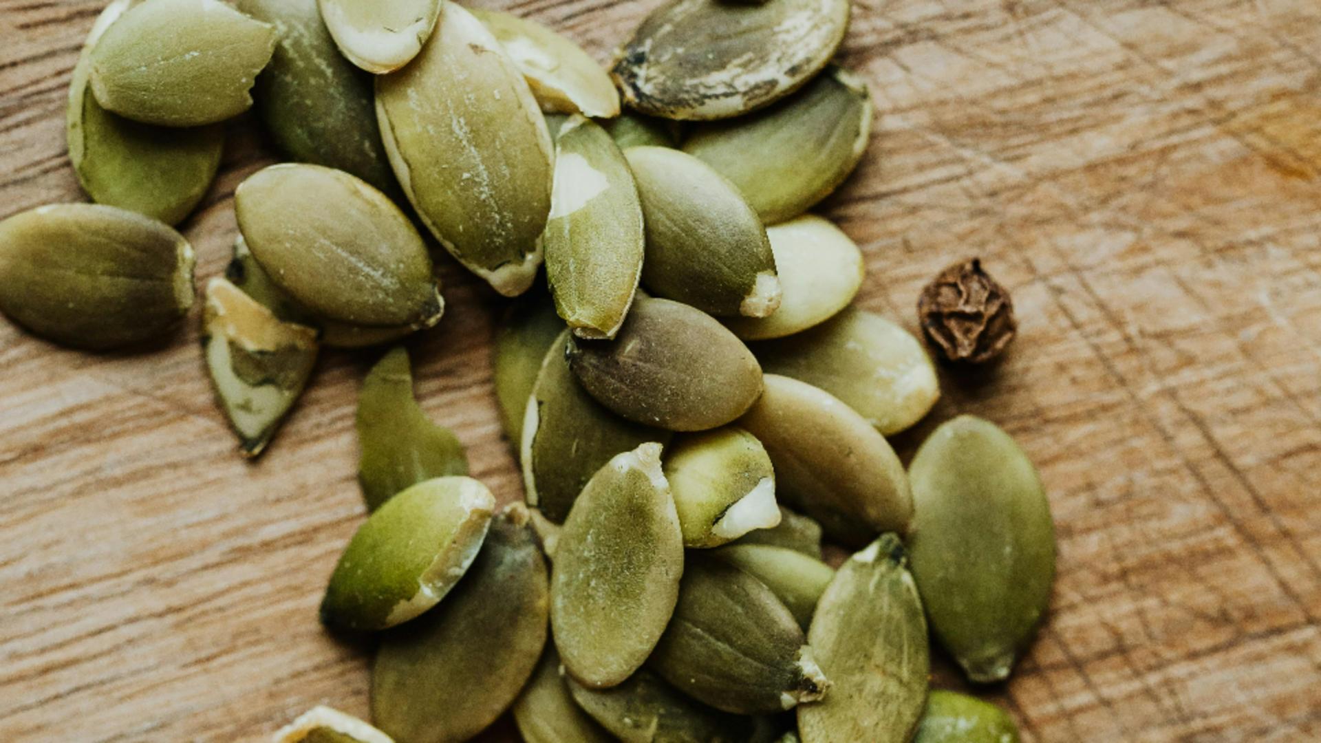 Cum pot semințele de dovleac să susțină sănătatea inimii, a oaselor și să confere un somn odihnitor. Câte grame sunt recomandate pe zi?