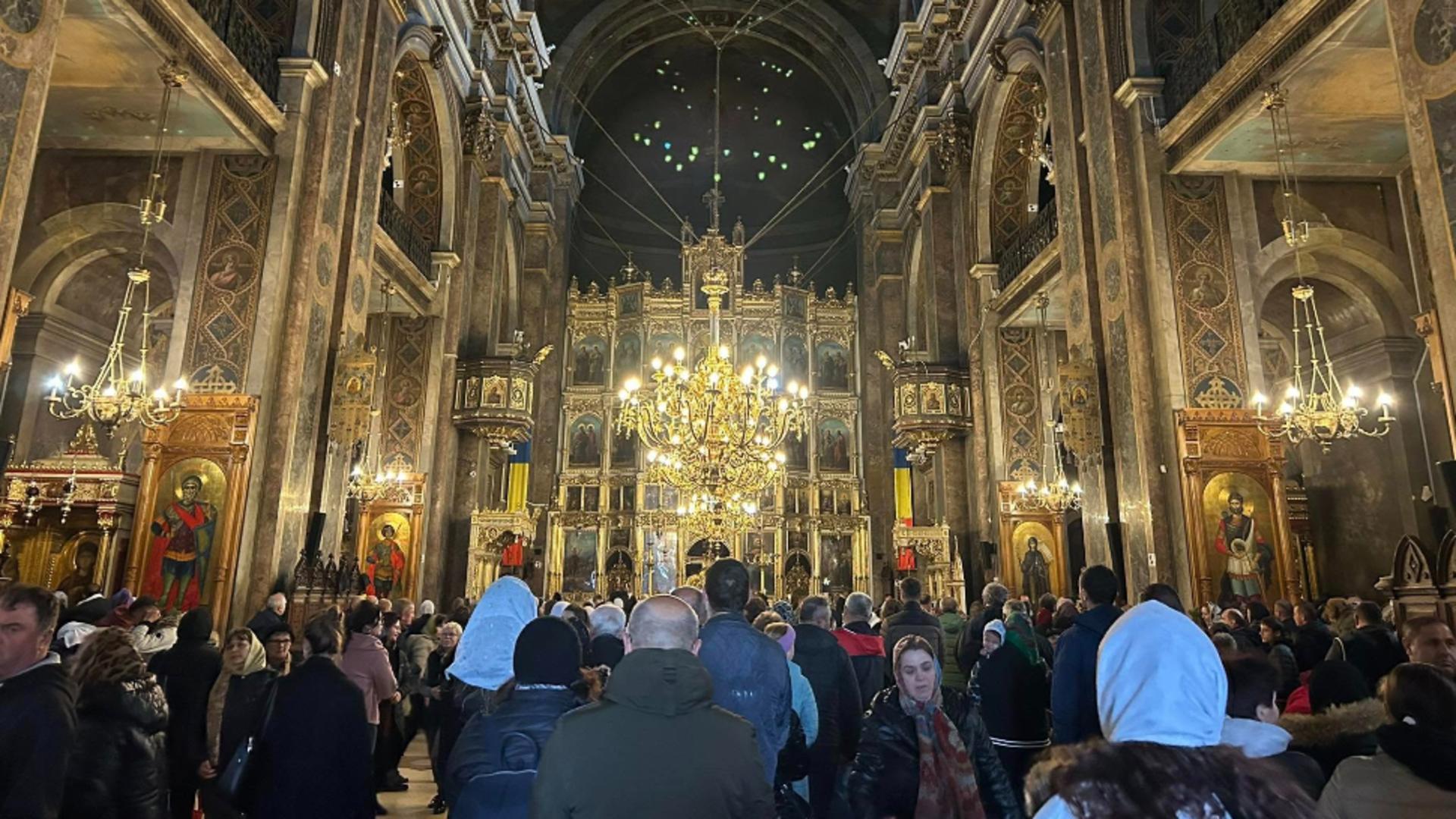 Sute de oameni aşteaptă la Catedrala Mitropolitană din Iaşi pentru a se închina la moaştele Sfintei Parascheva