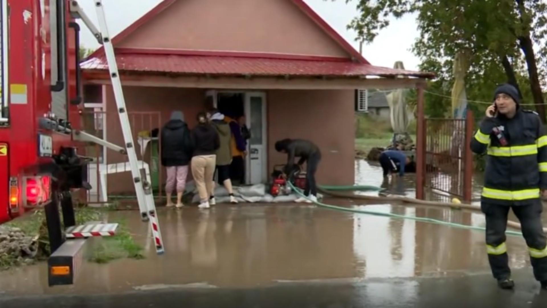 Oameni blocați în câmp. S-au urcat pe mașini ca să se salveze