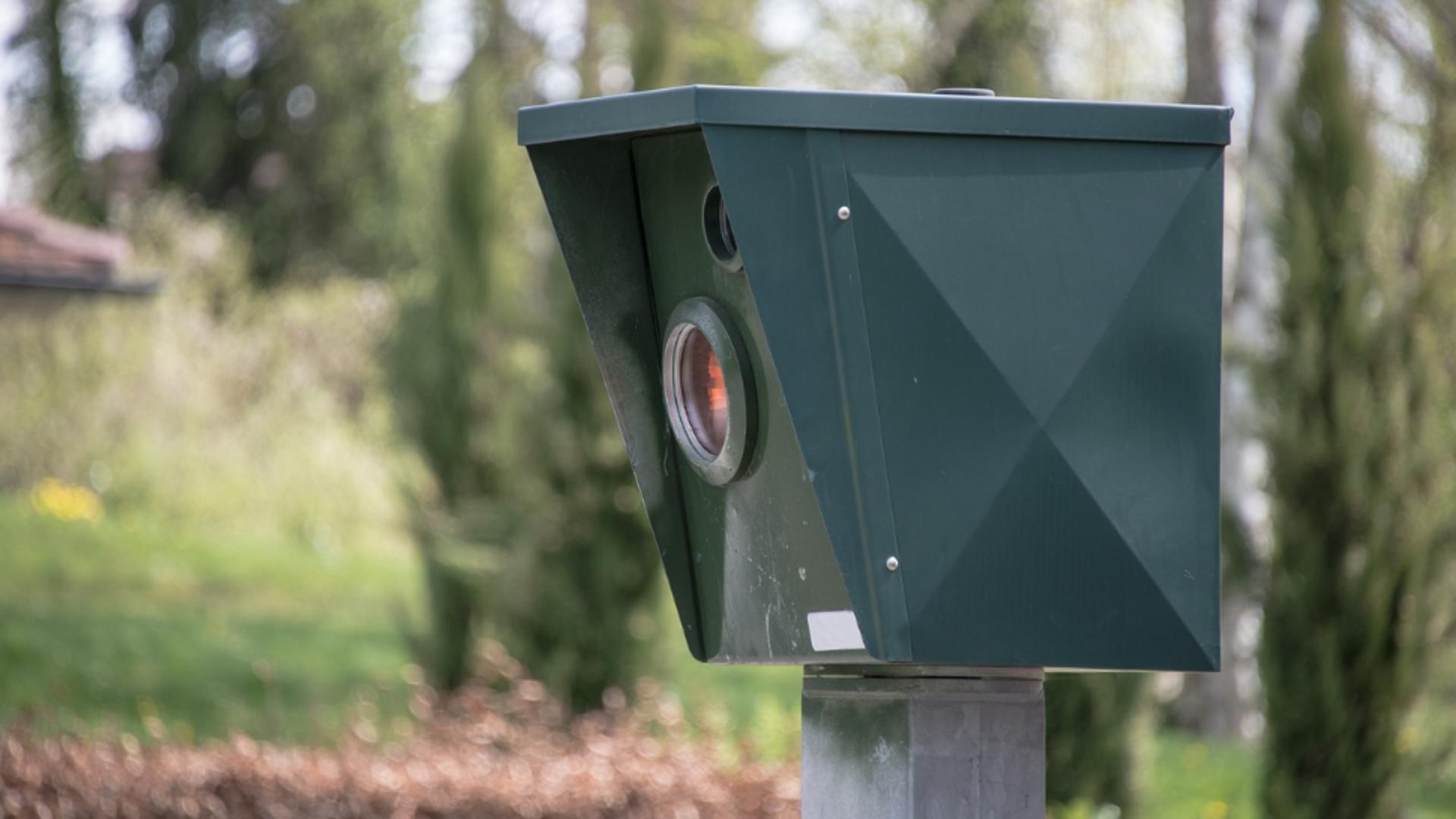 Un olandez a fost prins de radar de 16 ori într-o singură zi, pe același drum după ce mergea să cumpere benzină mai ieftină: „Cutia poștală era plină!”