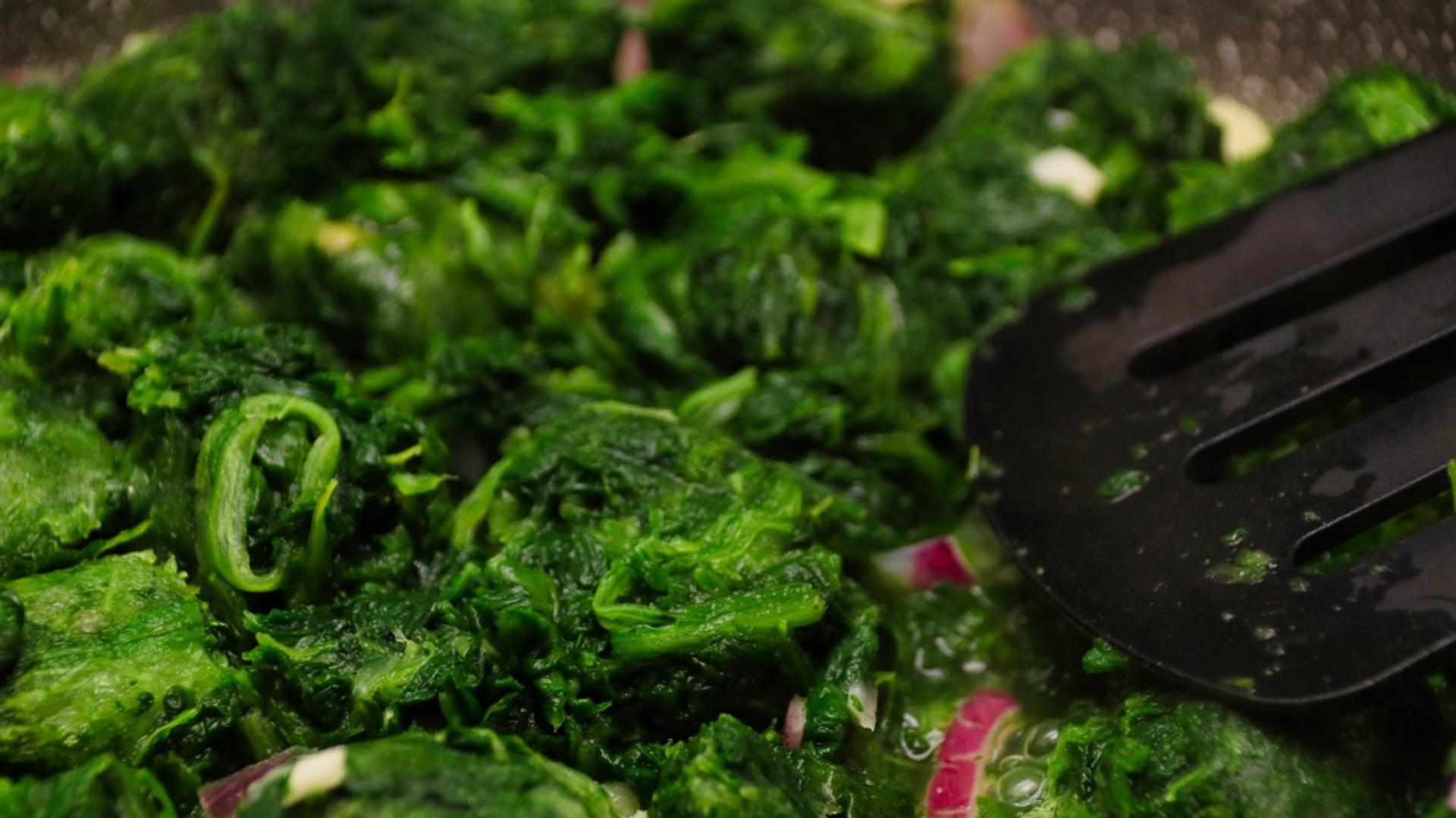 Gata cu fierberea spanacului! Trucul simplu care transformă această legumă într-un preparat savuros și plin de nutrienți