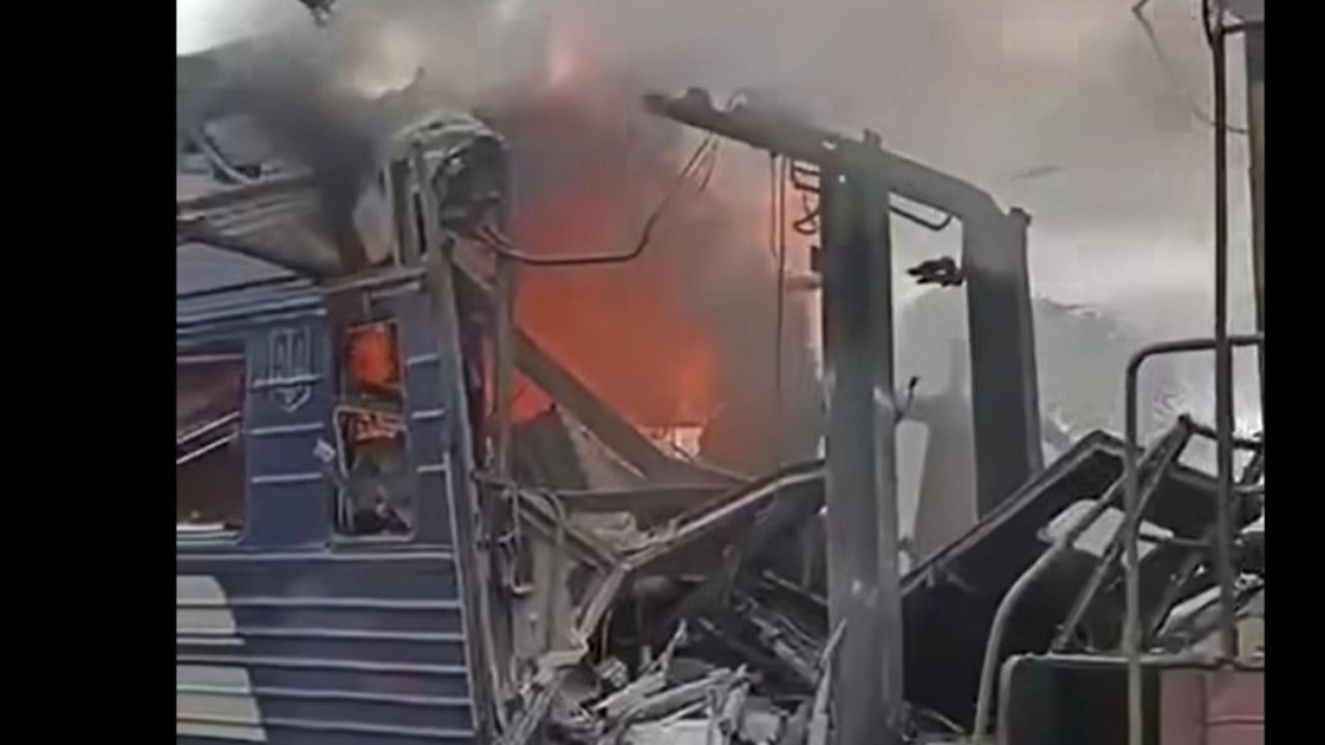 Rușii au atacat un tren înb Sumî. Peste 30 de persoane au fost rănite. Foto/Captură video