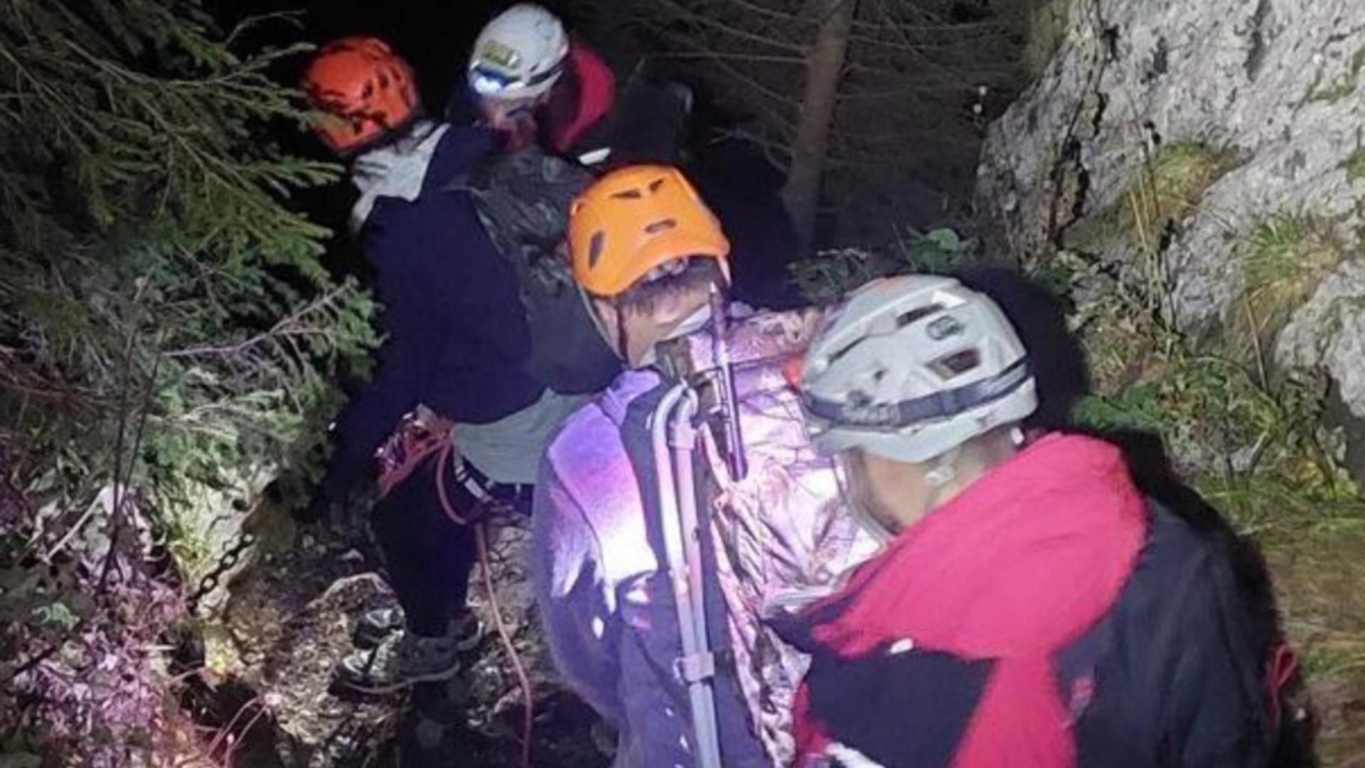 Turişti blocaţi pe un traseu periculos din Bucegi, recuperaţi de salvamontişti