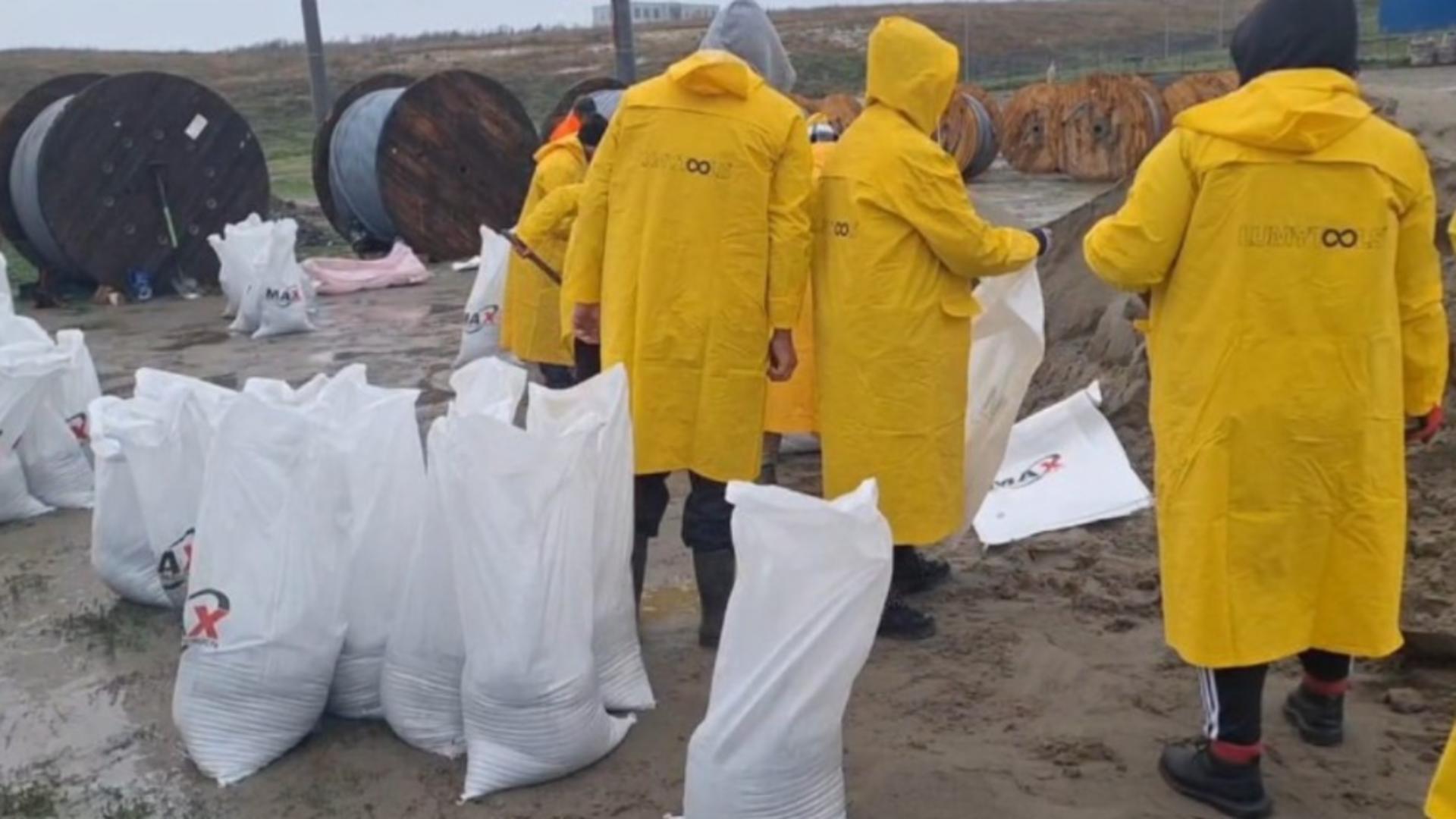 Autoritățile au înființat un centru de permanență și distribuie saci de nisip. Foto/primăria