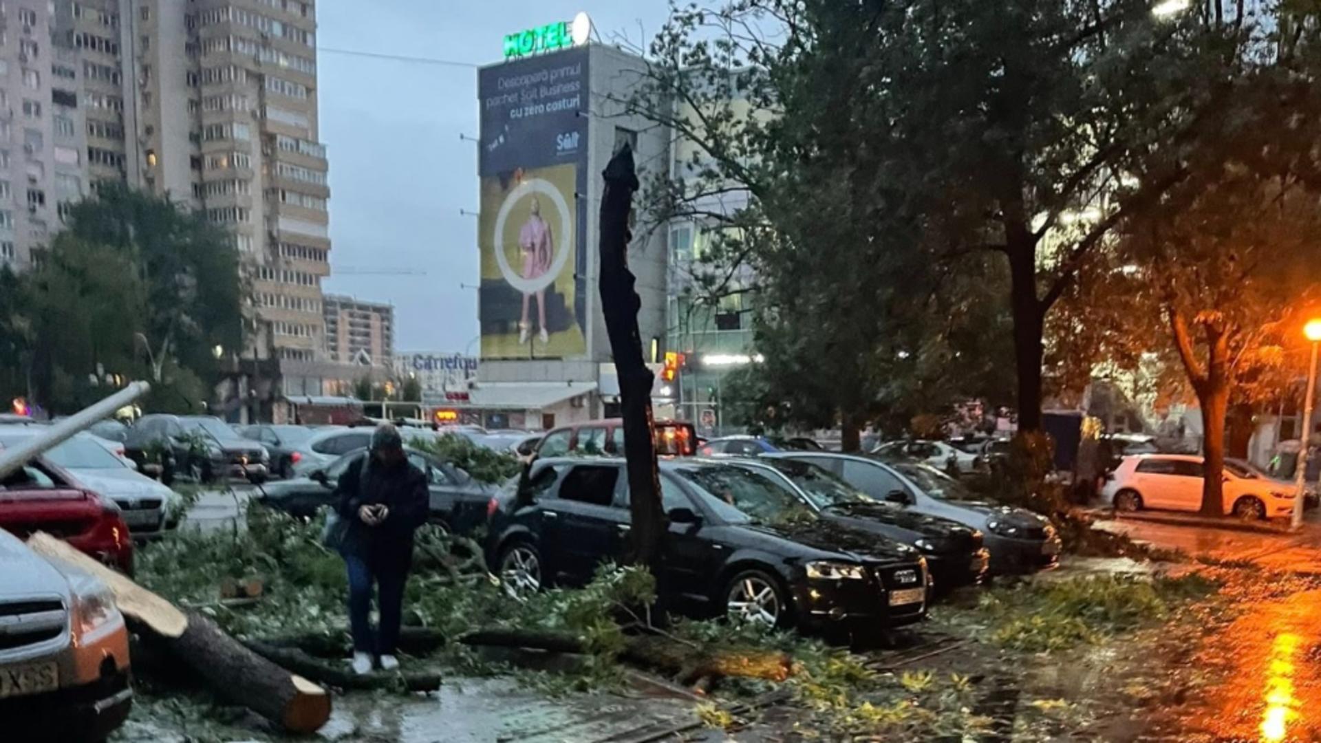 Codul portocaliu de vânt a făcut prăpăd în București și Ilfov