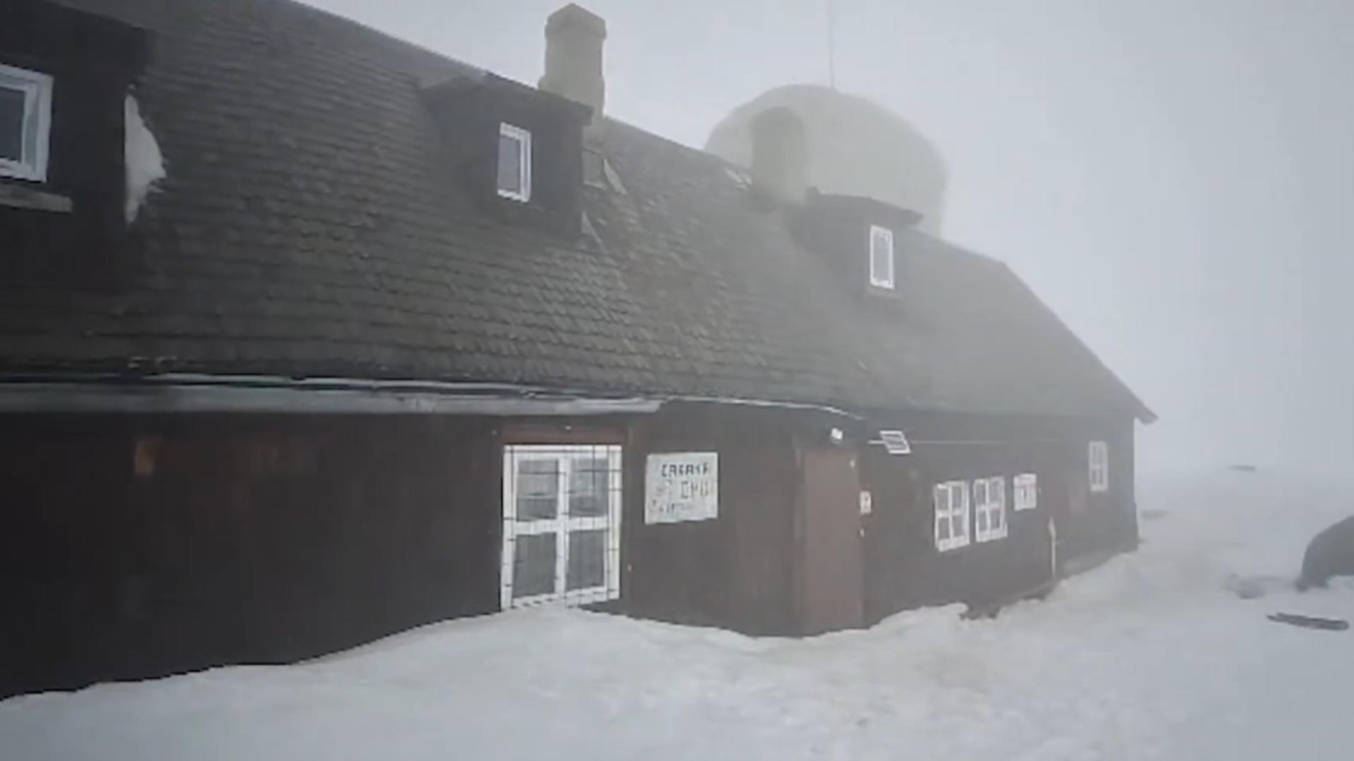 La Cabana Vârfu Omu zăpada este de peste jumătate de metru. Foto/Realitatea 