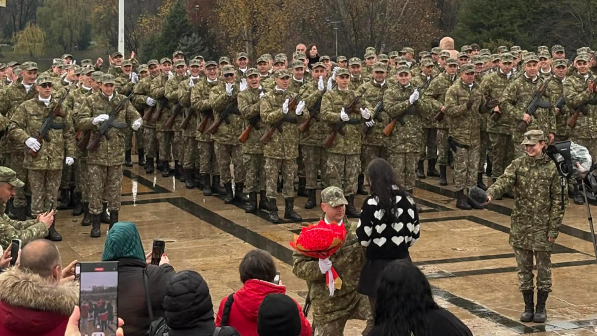 Cerere emoționantă în căsătorie la jurământul soldaților. Momentul a avut loc în fața a mii de oameni - VIDEO