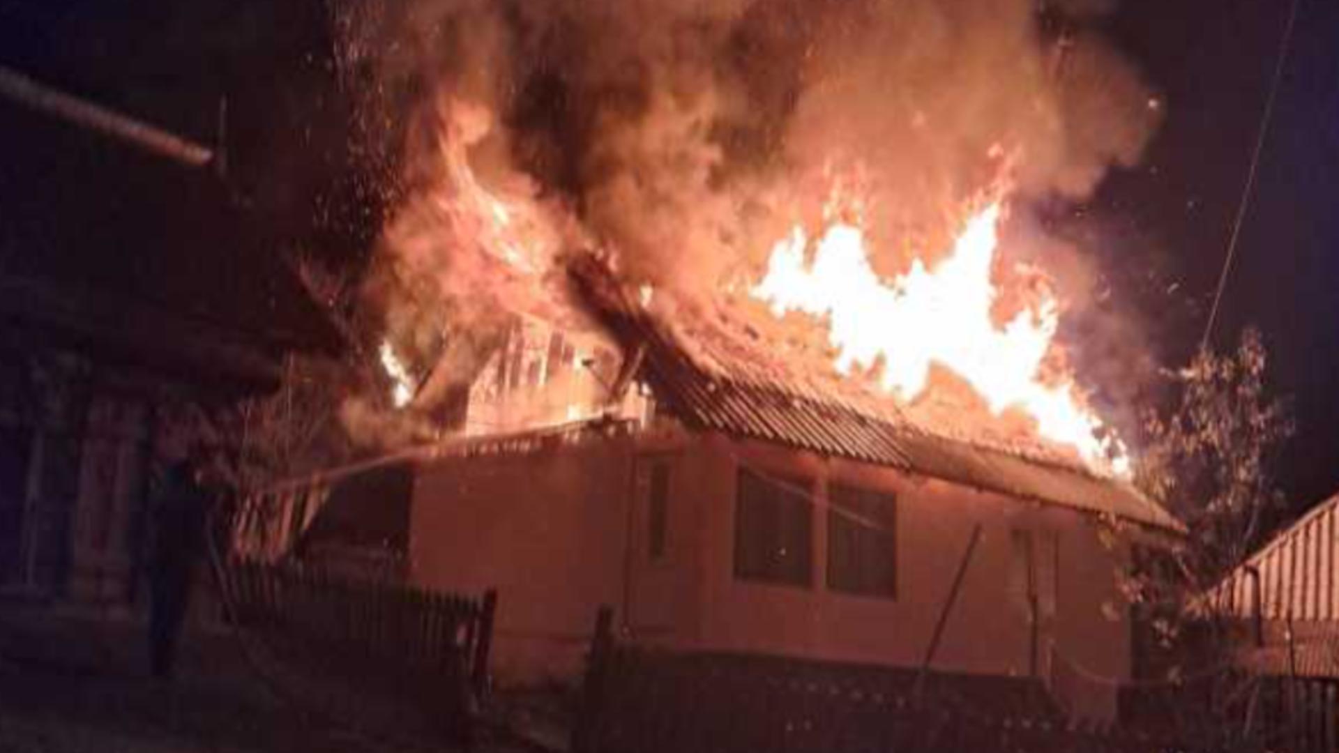Bătrână de 76 de ani, salvată din flăcări de polițiști. Casa femeii, incendiată intenționat/ Foto: IPJ Neamț