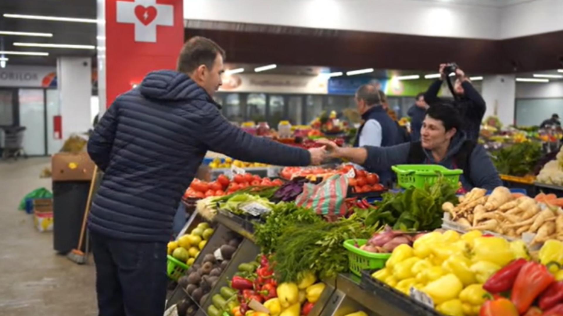 Drulă, singur la piață. Cum o copiază pe Anca Alexandrescu/ Captură video 