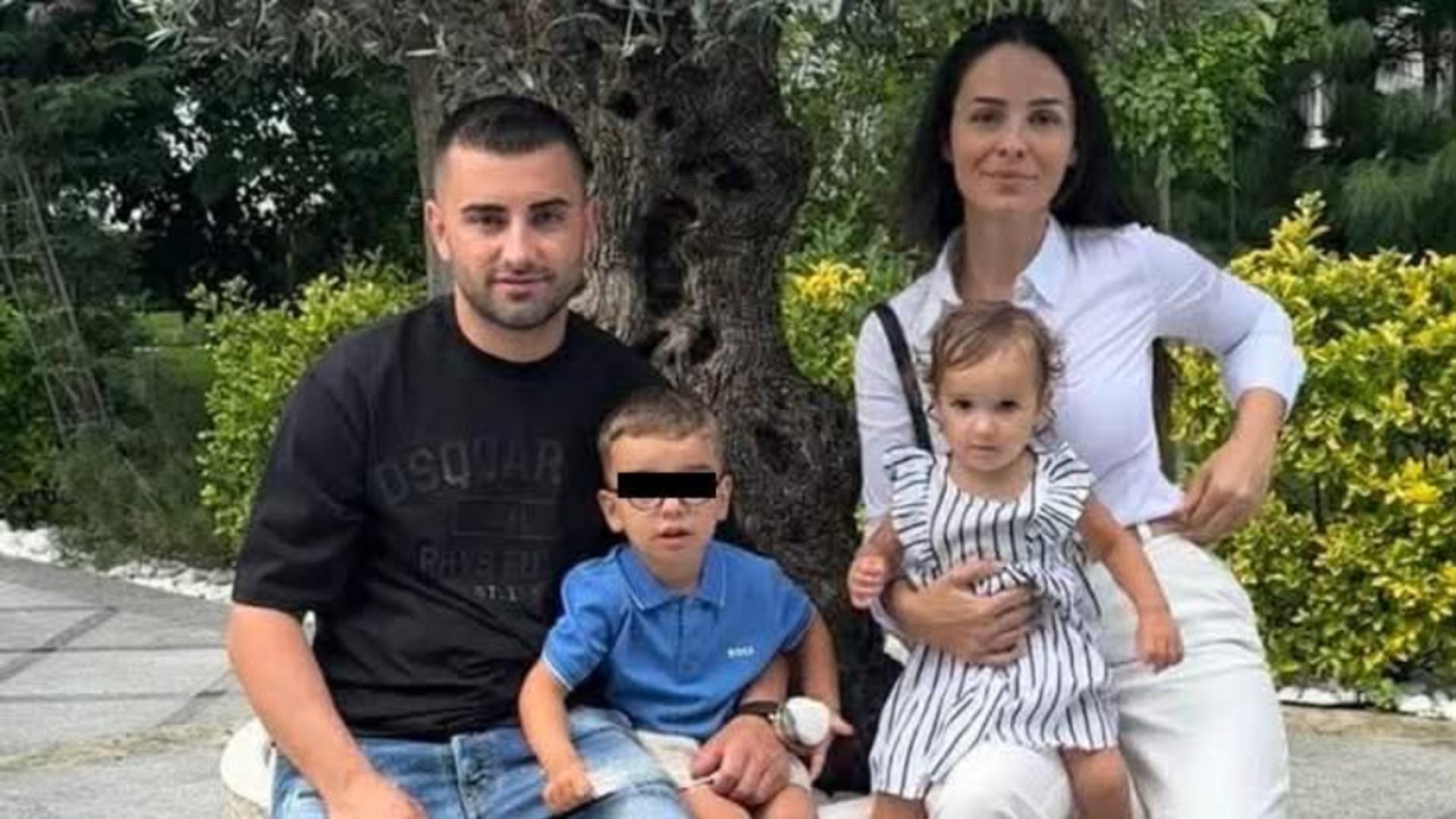 Fetița alături de părinți 