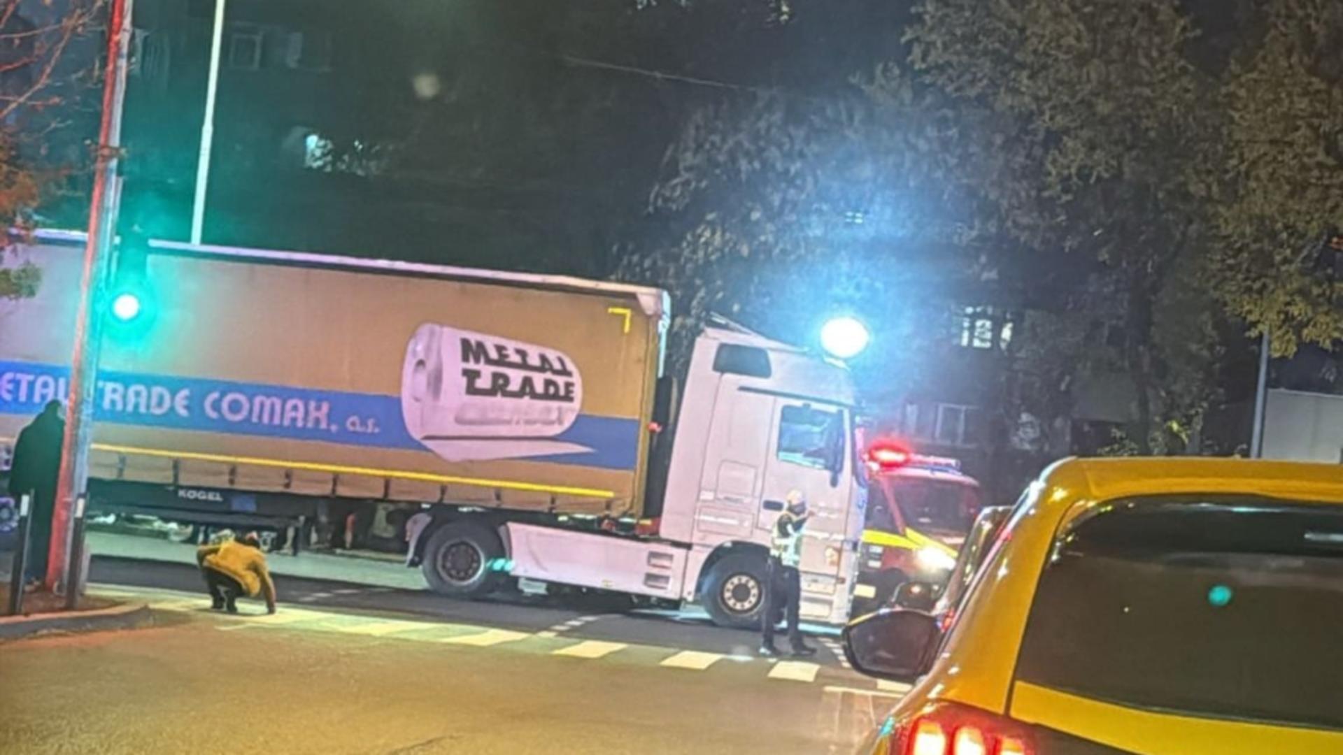 Accident în Capitală, un TIR a lovit un pieton