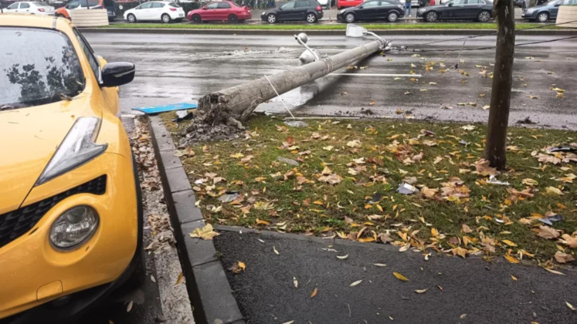 Accident spectaculos în Capitală: o mașină s-a răsturnat după impactul cu un stâlp/ Foto: Info trafic București Ilfov / Facebook