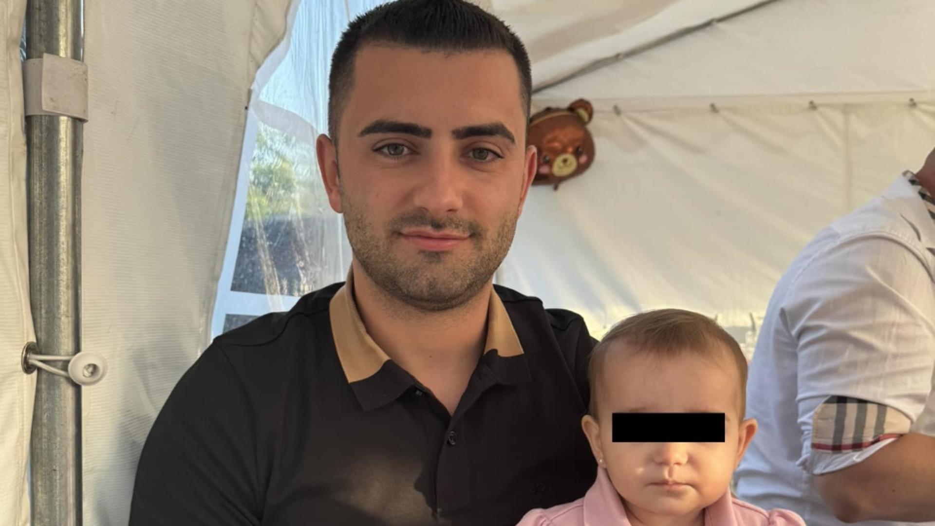 Fetița alături de tată