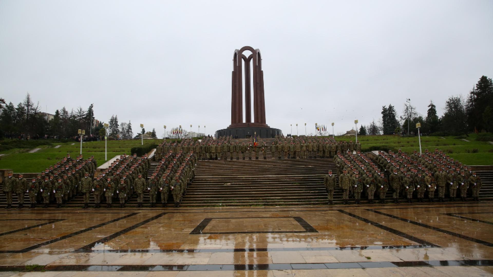 Moment halucinant la depunerea jurământului a 600 de militari. FOTO: Facebook 
