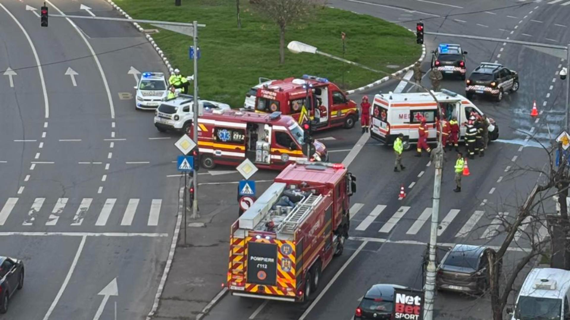 Accident în centrul Capitalei cu o ambulanță care transporta militari - trafic îngreunat. Poliția Militară a ajuns la fața locului