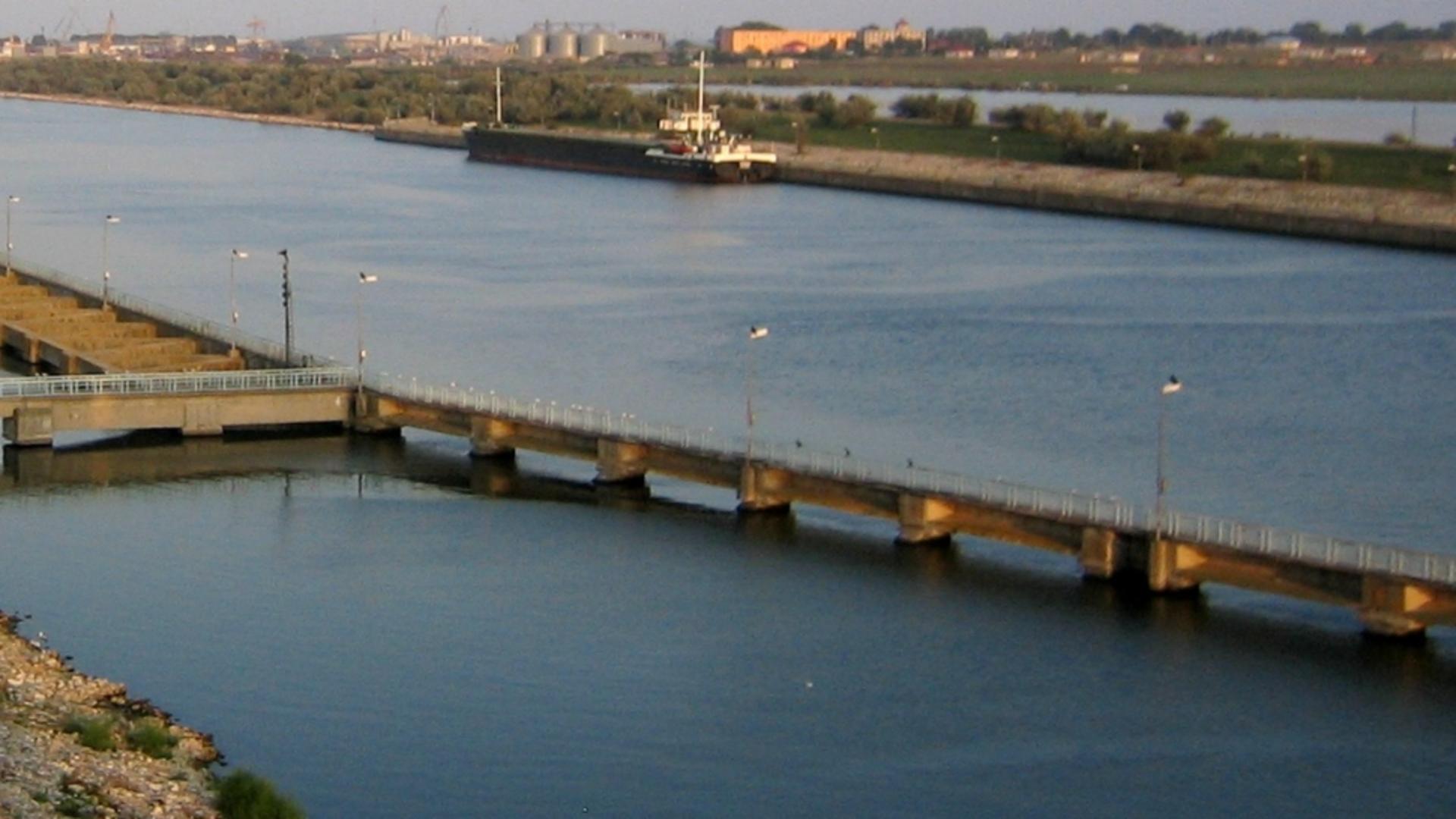 Cadavrul unei femei, găsit în apa Canalului Dunăre - Marea Neagră