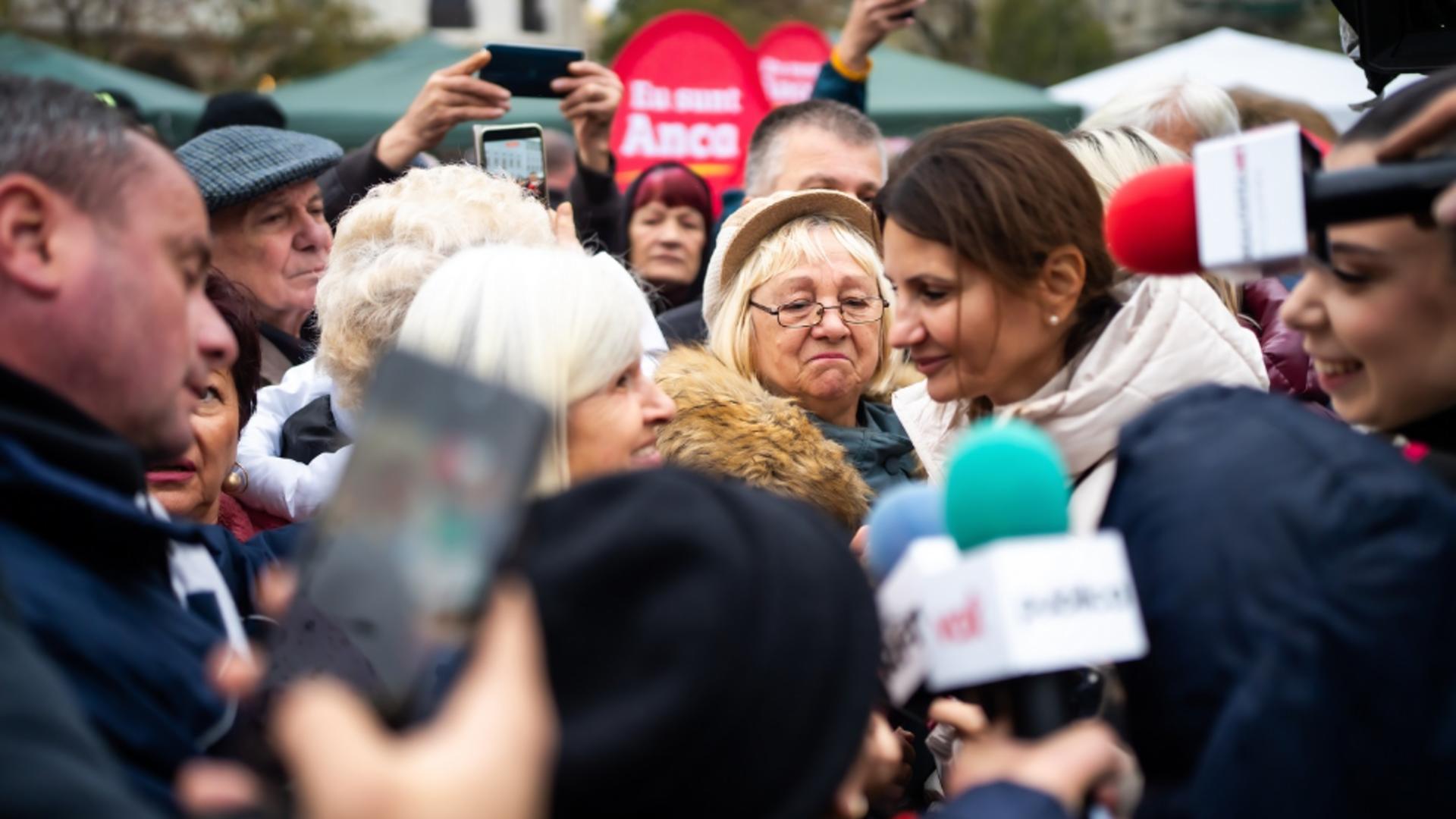 Anca Alexandrescu în mijlocul oamenilor (foto: Bogdan Chircan)