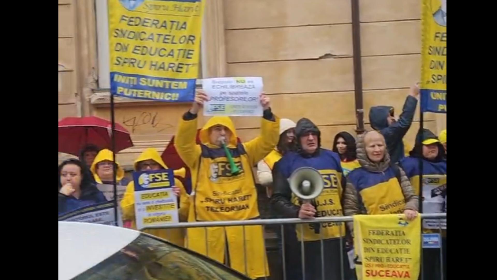 Protest al dascălilor în fața Guvernului: „Munca noastră nu poate fi ștearsă cu buretele!”/ Captură video