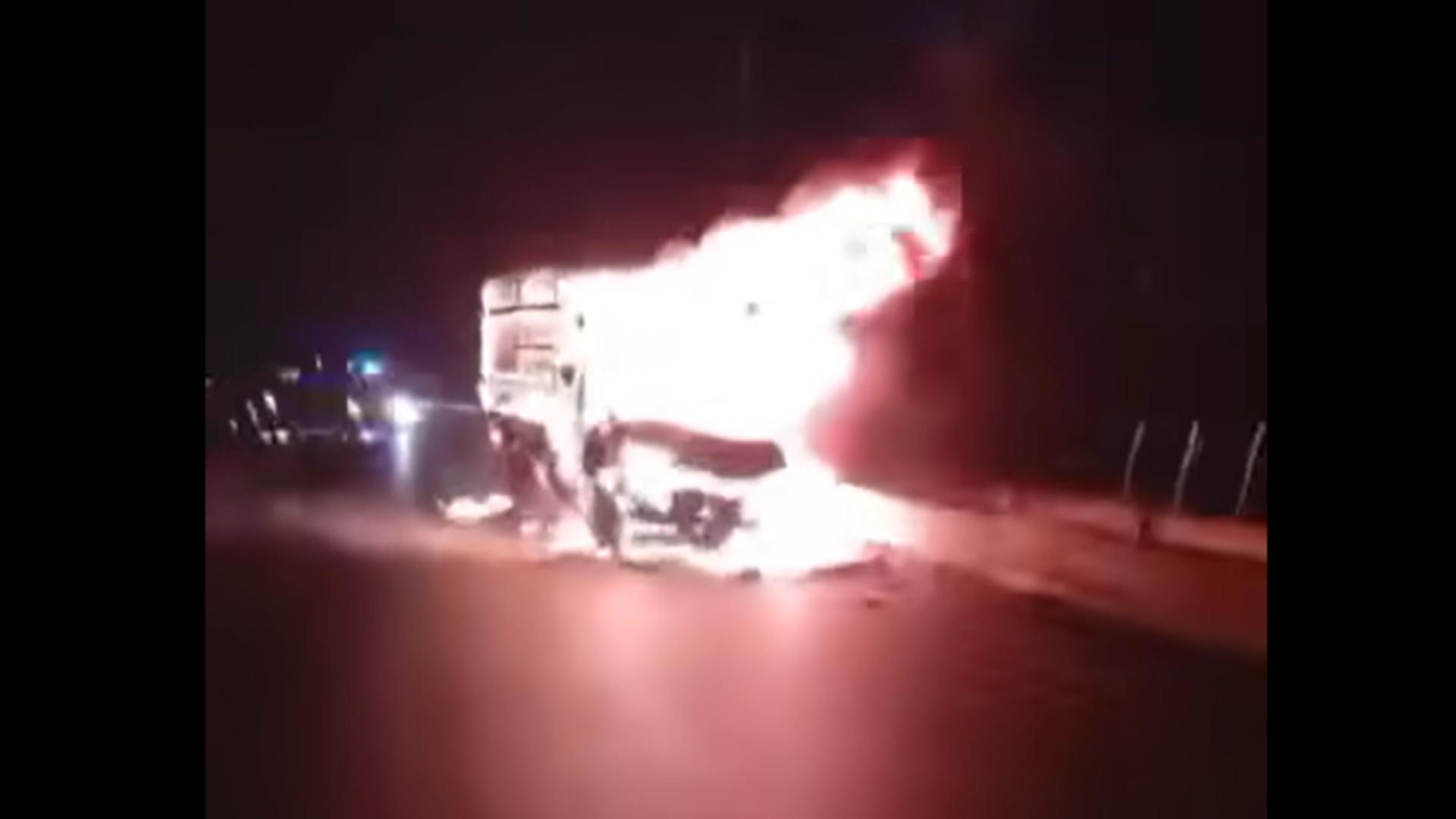 Plan roșu de intervenție în județul Hunedoara, după un carambol cu 4 mașini: una dintre ele a luat foc/ Captură video