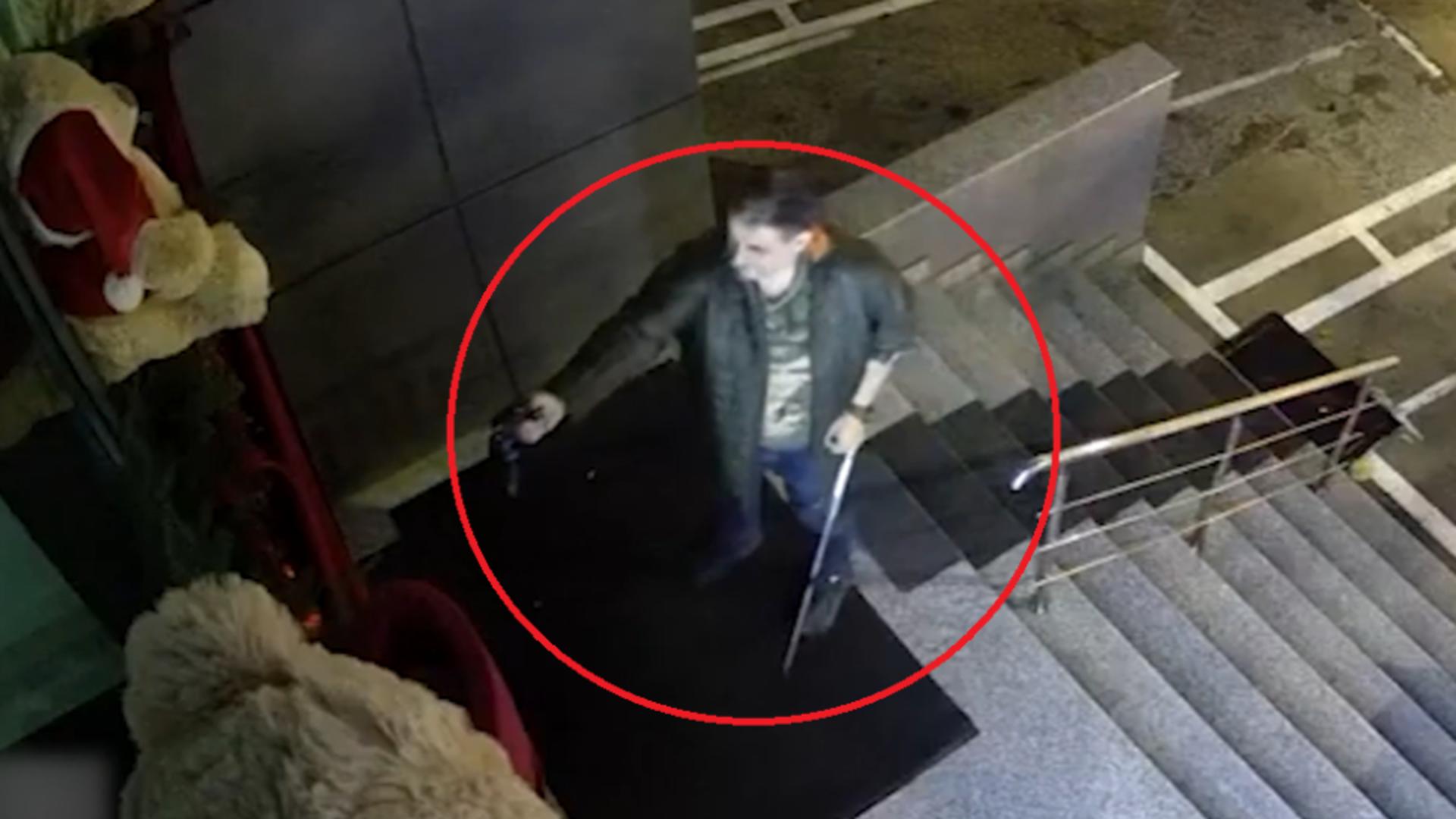 Scandalos! Medicul care a vrut să intre cu mașina în Ambasada Rusiei a încercat să dea foc unei clinici / Captură video