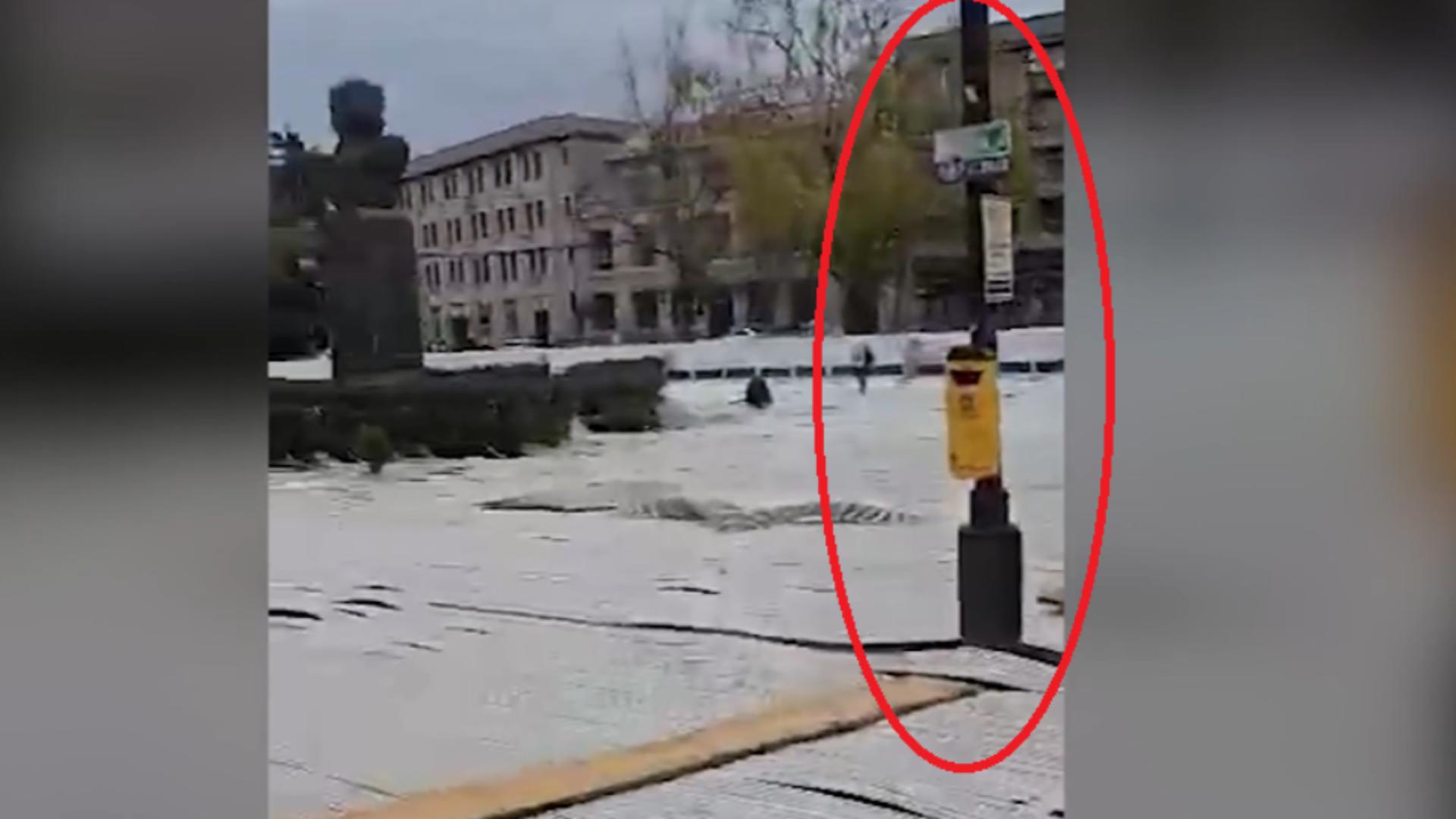 Patinoar cu obstacole, marca "Dorel", la Ploiești: doi stâlpi și două reflectoare, uitate în mijlocul suprafeței de patinaj/ Captură video
