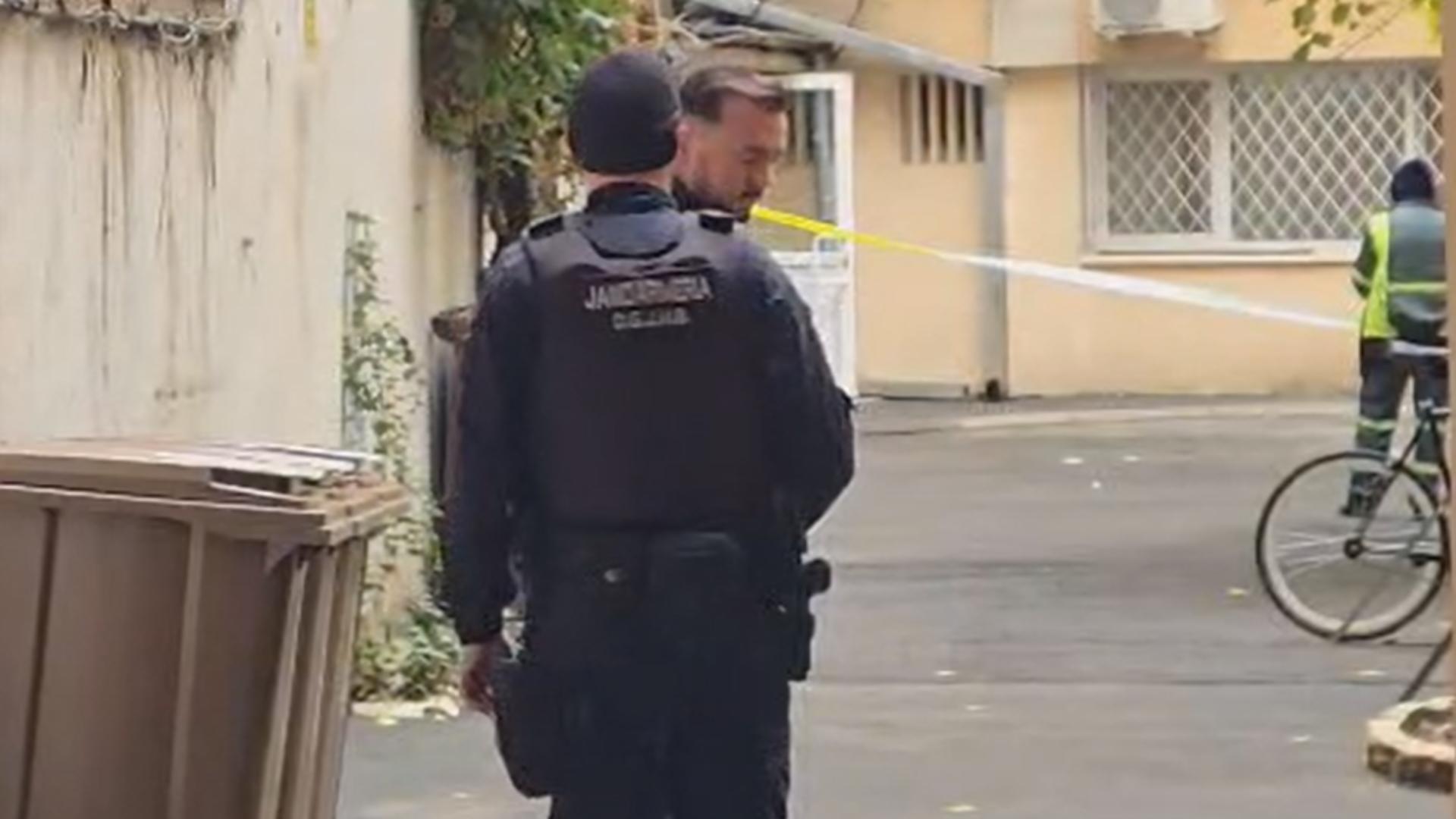 Moarte în condiții suspecte, în Capitală: o pensionară de 70 de ani a căzut de la etaj. Poliția anchetează cazul/ Captură video