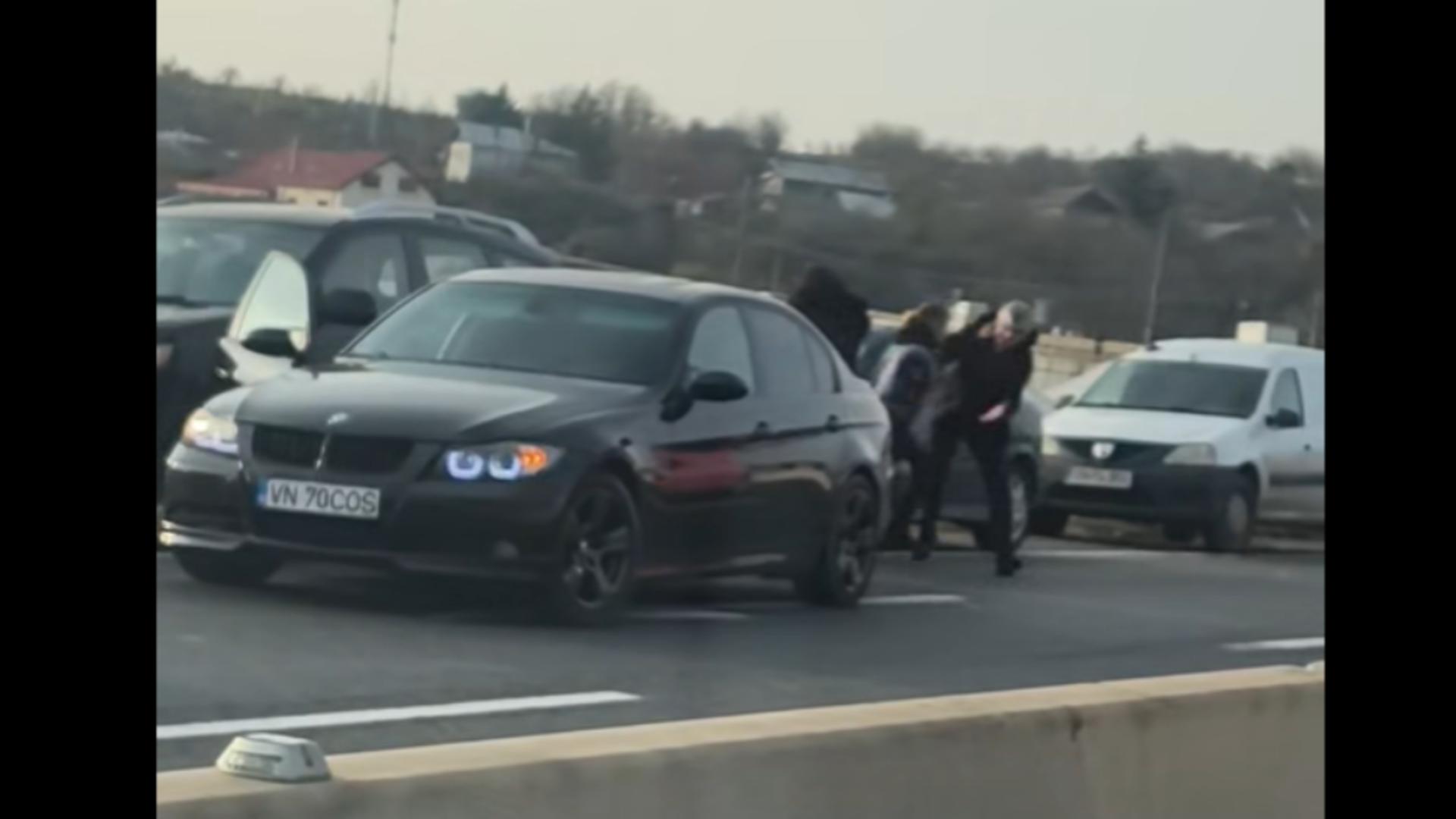 Bătaie în trafic pentru un loc de parcare: a intervenit poliția. Imagini halucinate