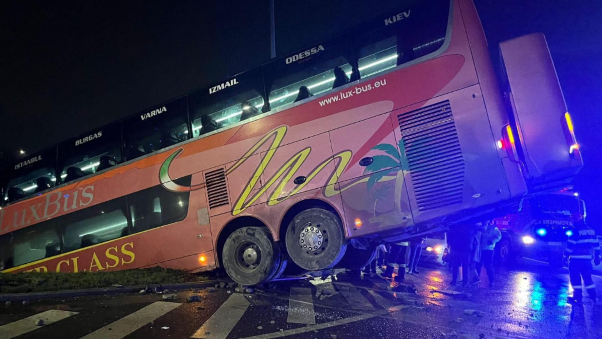 Un autocar plin cu turiști s-a răsturnat