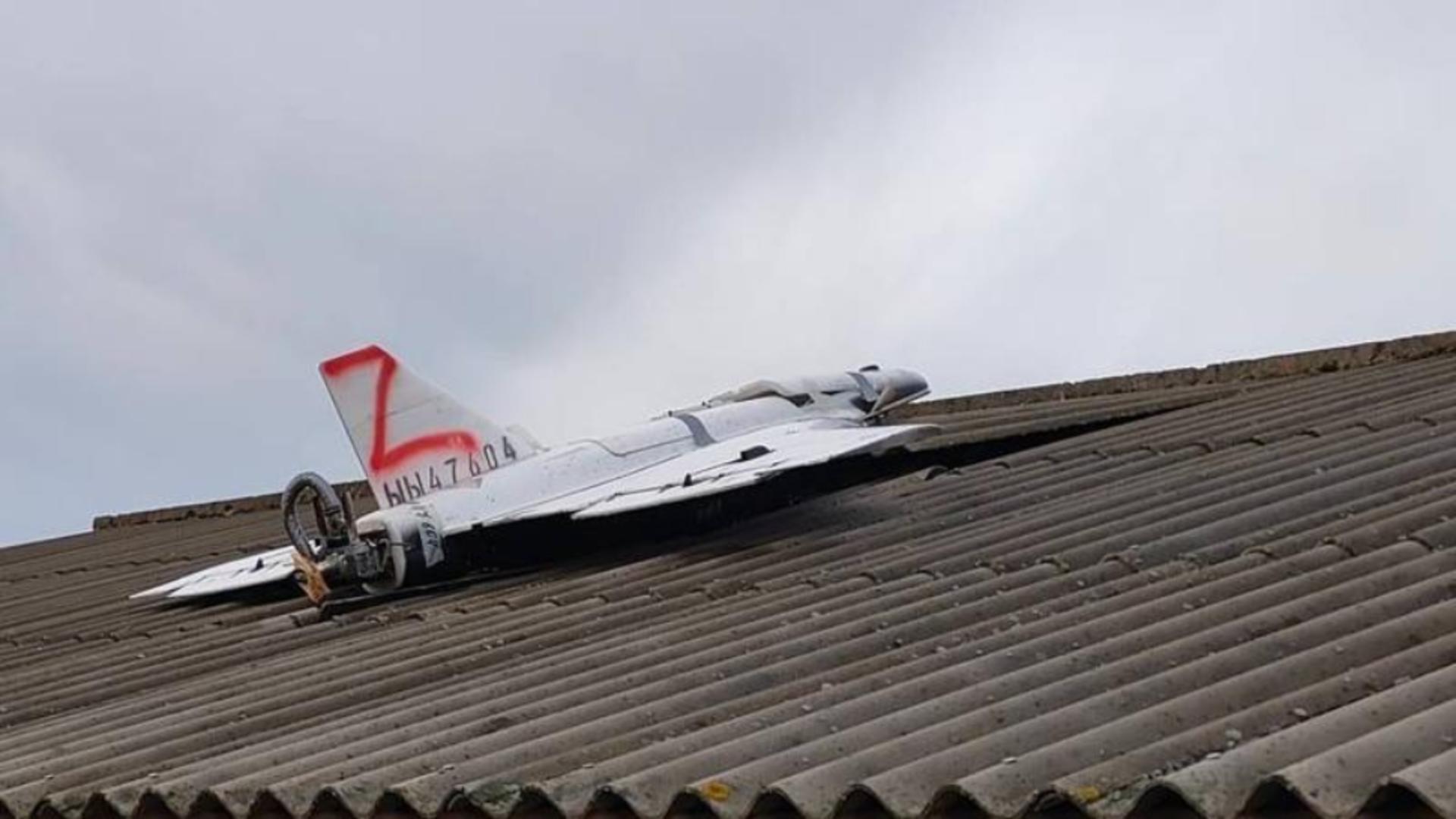 O dronă a căzut peste acoperișul unei case în Florești (foto: IGP)