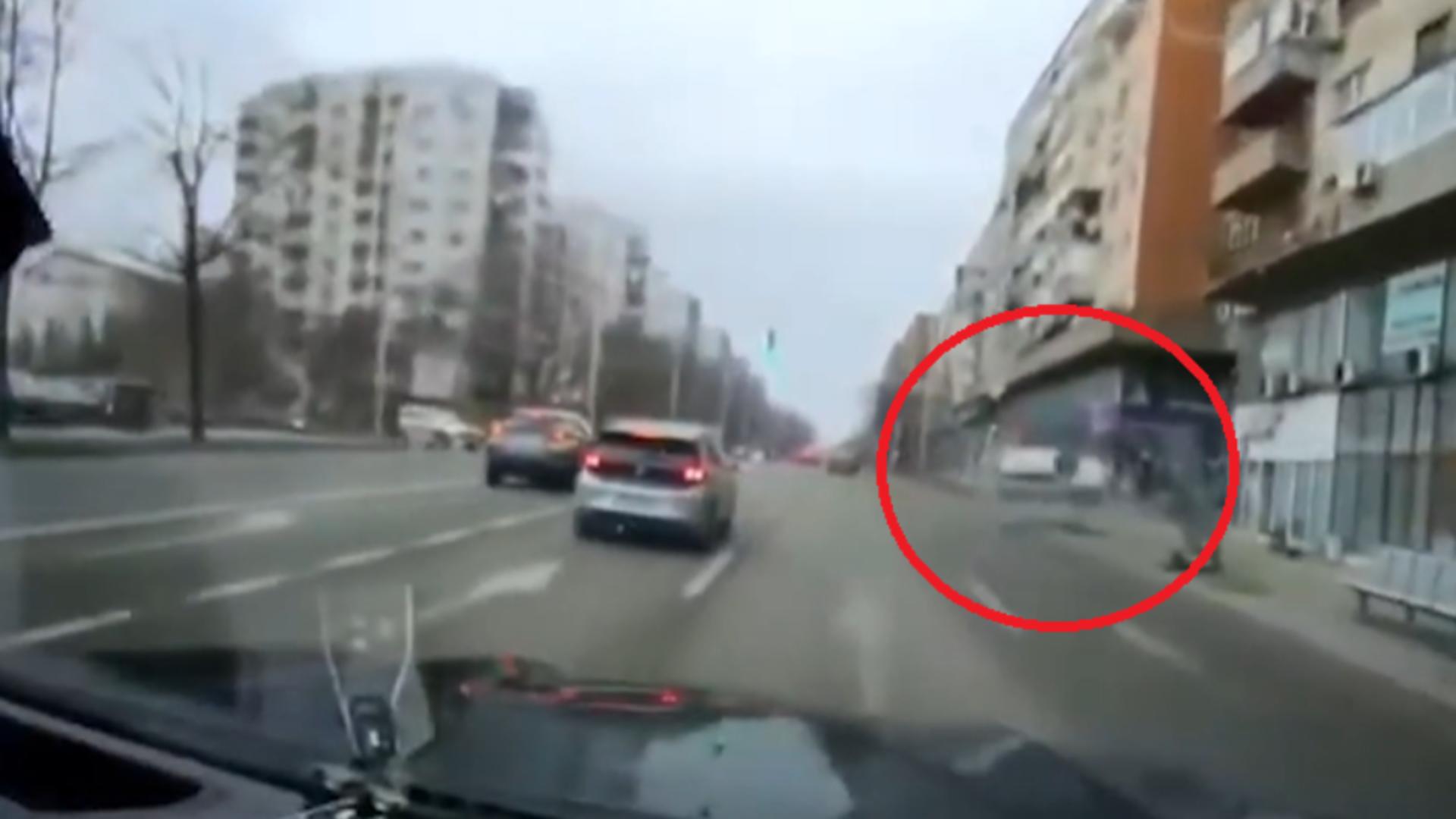 O mașină s-a răsucit de trei ori în aer și a aterizat la loc pe patru roți