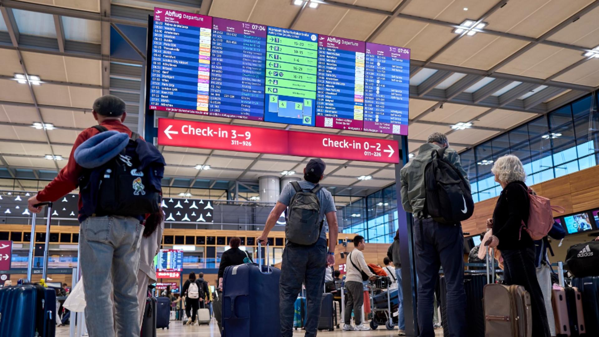 Drone neautorizate au oprit traficul aerian au blocat aeroportul din Berlin. Foto/Profimedia