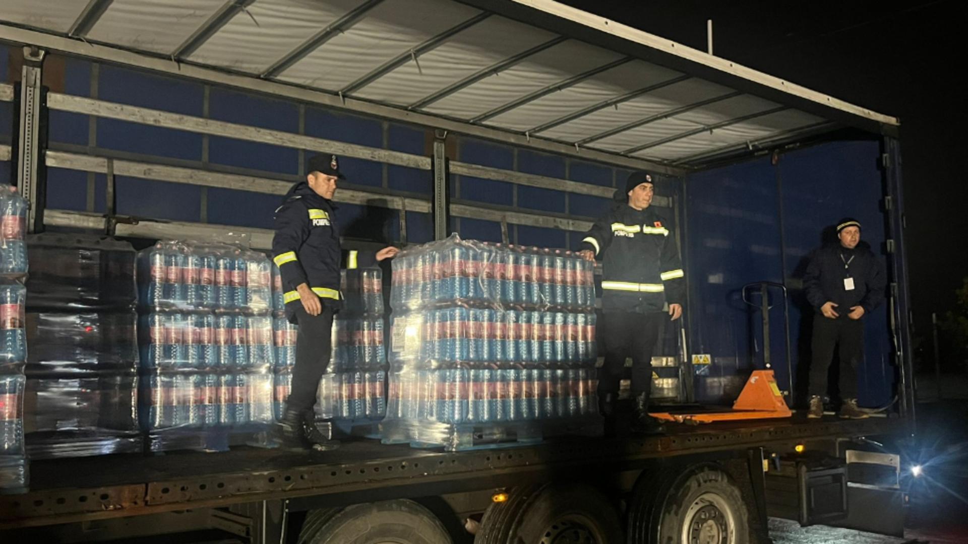 Criza de apă potabilă din Prahova. 50.000 de sticle de apă, livrate sinistraților din zonele afectate