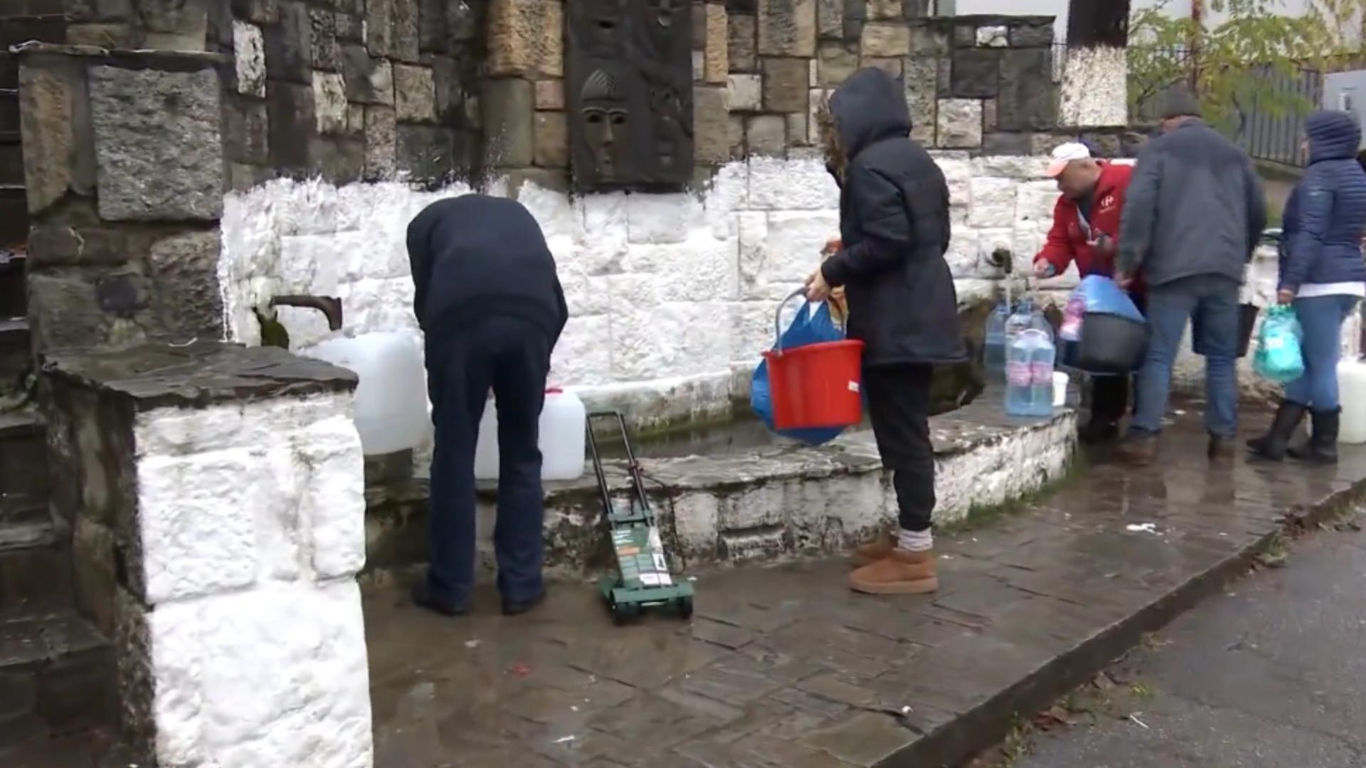 Oamenii stau la cozi la robinetele publice ca să aibă apă de băut. Foto/Captură video