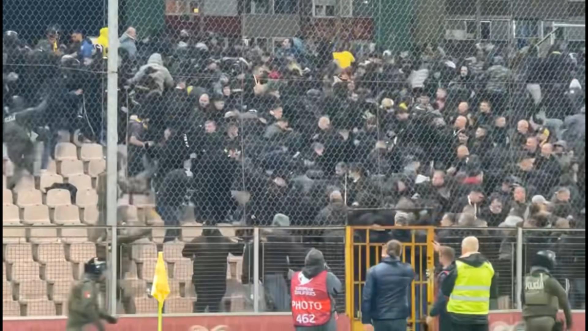 Suporterii români au fost bătuți de Armata bosniacă, după îngrângerea usturătoare cu Bosnia din preliminariile Cupei Mondiale 2026 (foto: captură oslobodjenje.ba)
