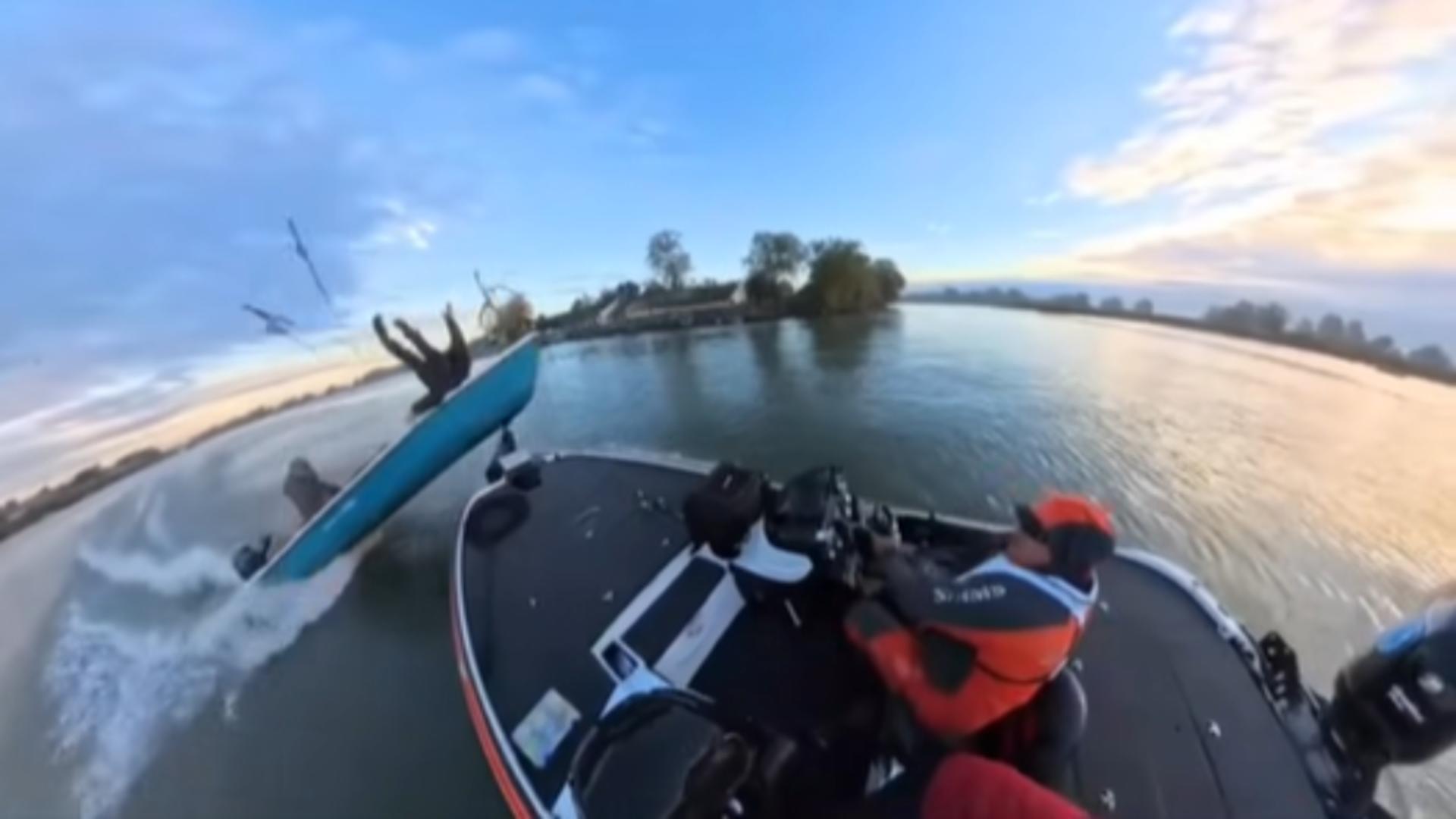 Momentul în care două bărci se ciocnesc violent în Delta Dunării.