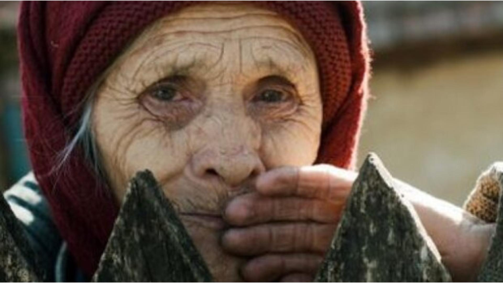 Statul forțează mutarea pensiilor pe card. Umilință pentru bătrânii României: „Ei au cazane de bani, noi stăm în frig să luăm 1.200 de lei”
