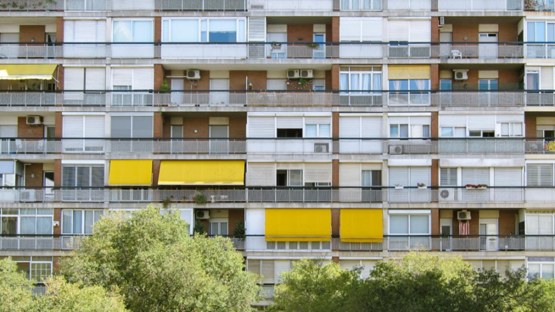 Cine poate intra în apartamentul tău fără mandat