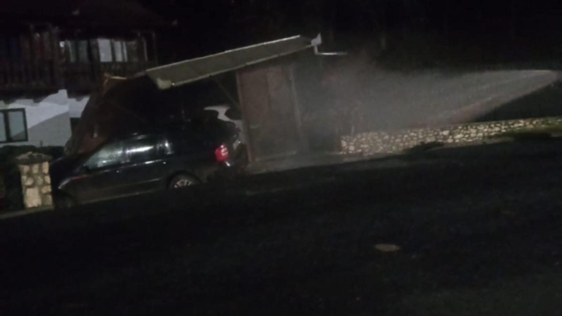 Opt persoane evacuate după ce un autoturism a avariat o țeavă de gaze în comuna Rucăr: trafic oprit pe pe DN 73