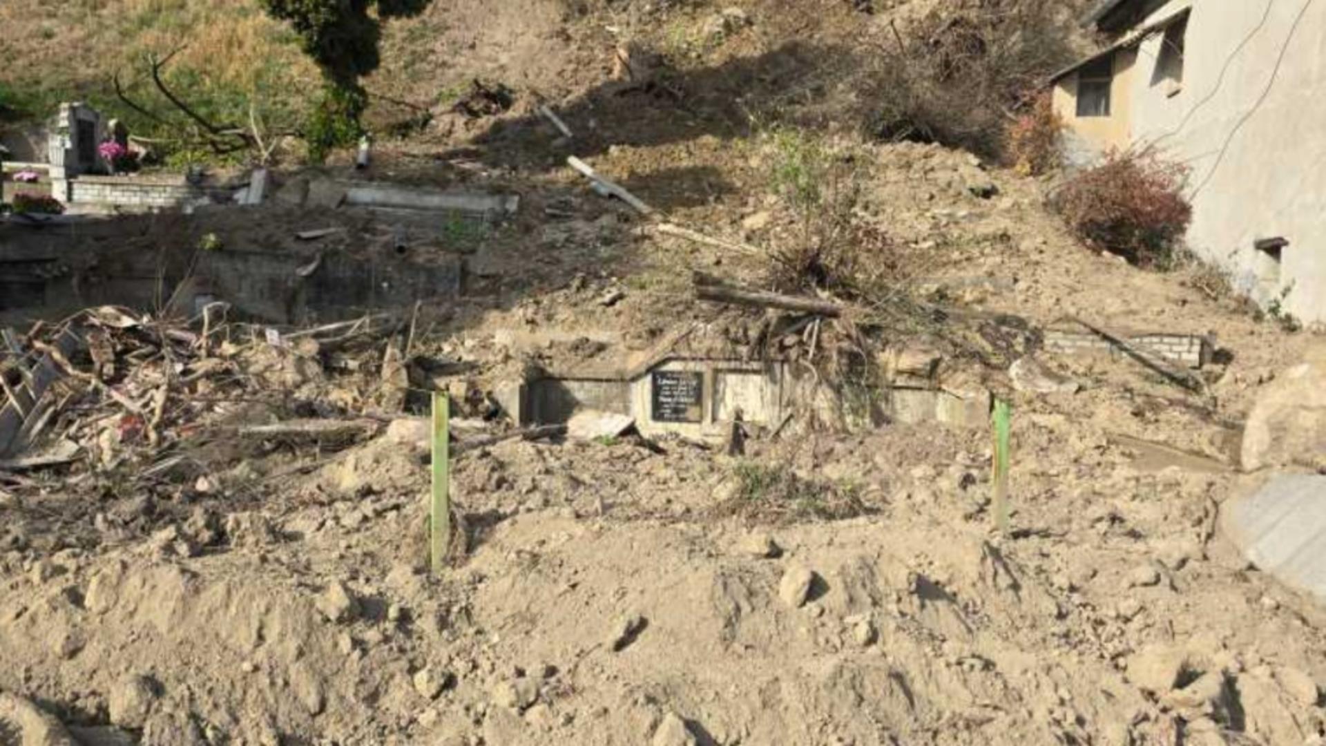 O alunecare de teren a afectat mai multe morminte din Cimitirul Multiconfesional situat pe Dealul Gării din Sighișoara. Foto/Primăria