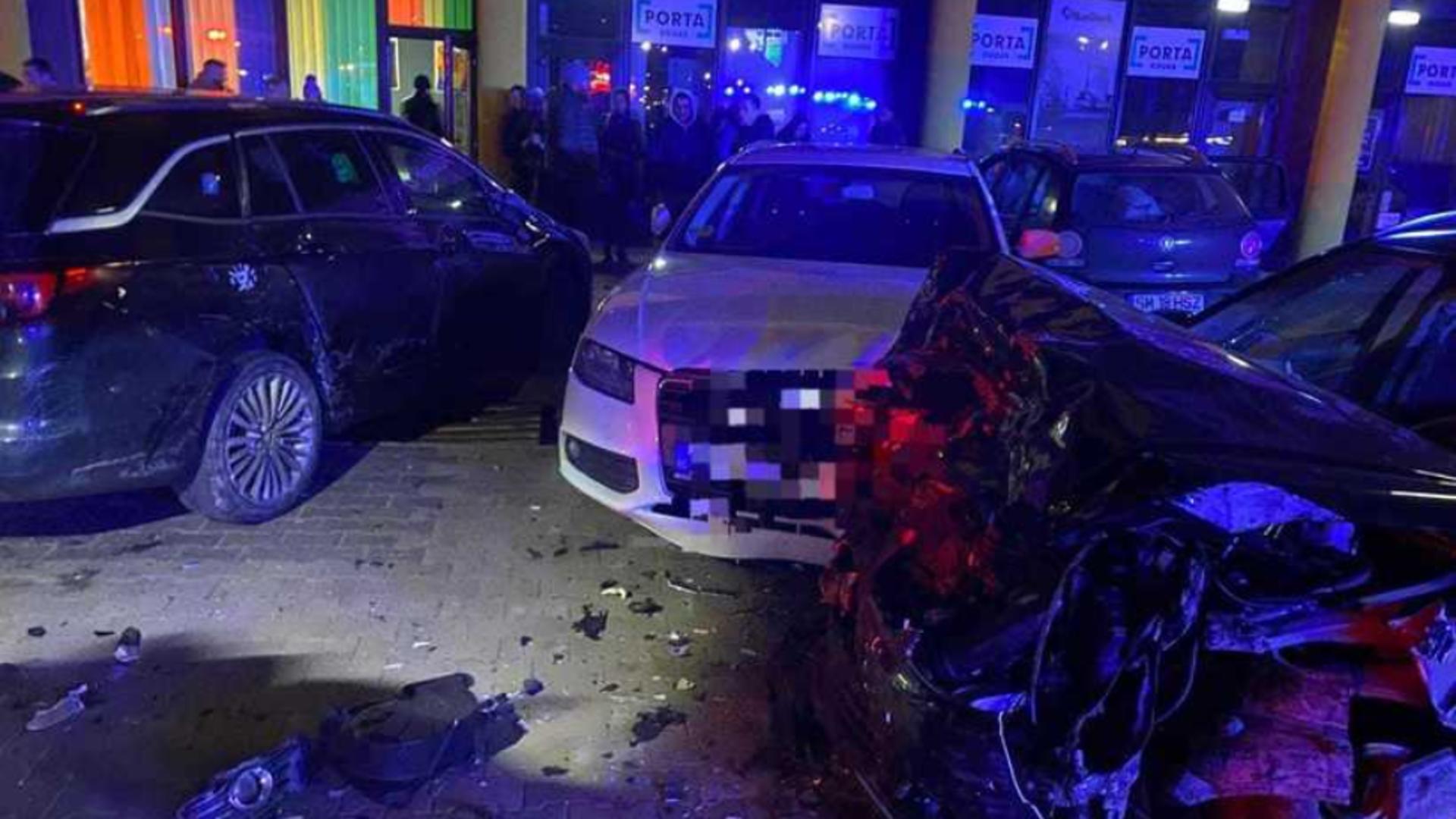 Incident ciudat în parcarea unui complex sportiv. Un șofer a avariat mai multe mașini