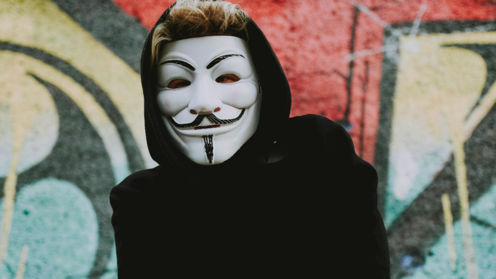 S-a costumat de Halloween și a dat o spargere de peste 10 mii de lei. Bărbatul a fost reținut de oamenii legii