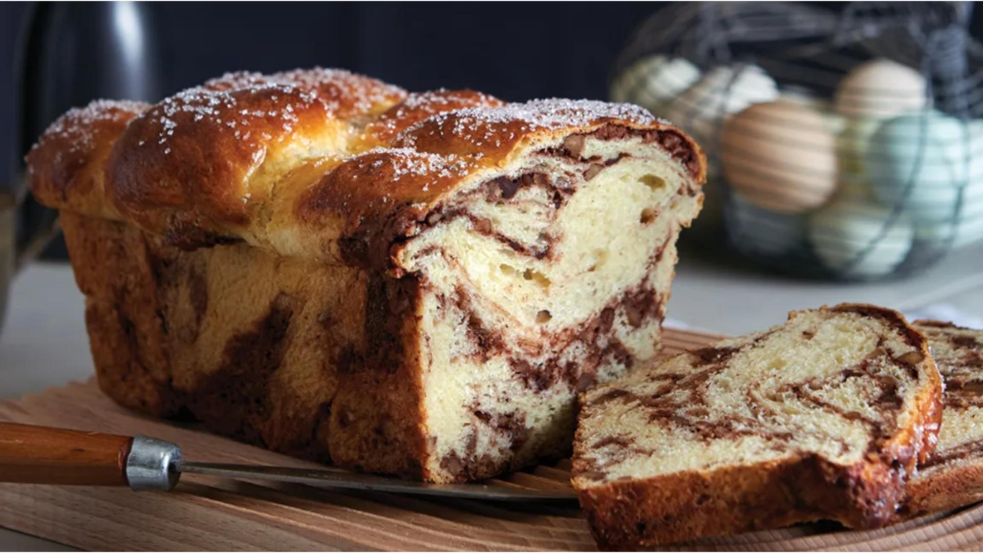 Motivul pentru care crapă cozonacul în cuptor. Trucul secret al gospodinelor din Moldova pentru un desert spectaculos