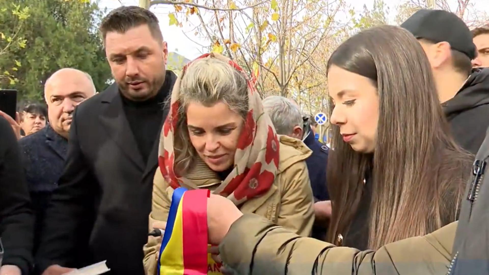 Numeroși susținători  au aplaudat apariția Cristelei Georgescu