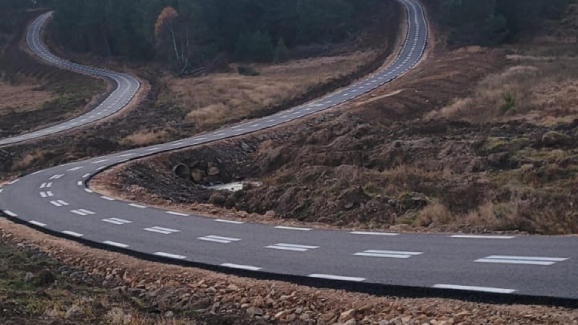 Investiții absurde. Satul din vârf de munte, fără drumuri, dar dotat cu pistă de biciclete FOTO+VIDEO